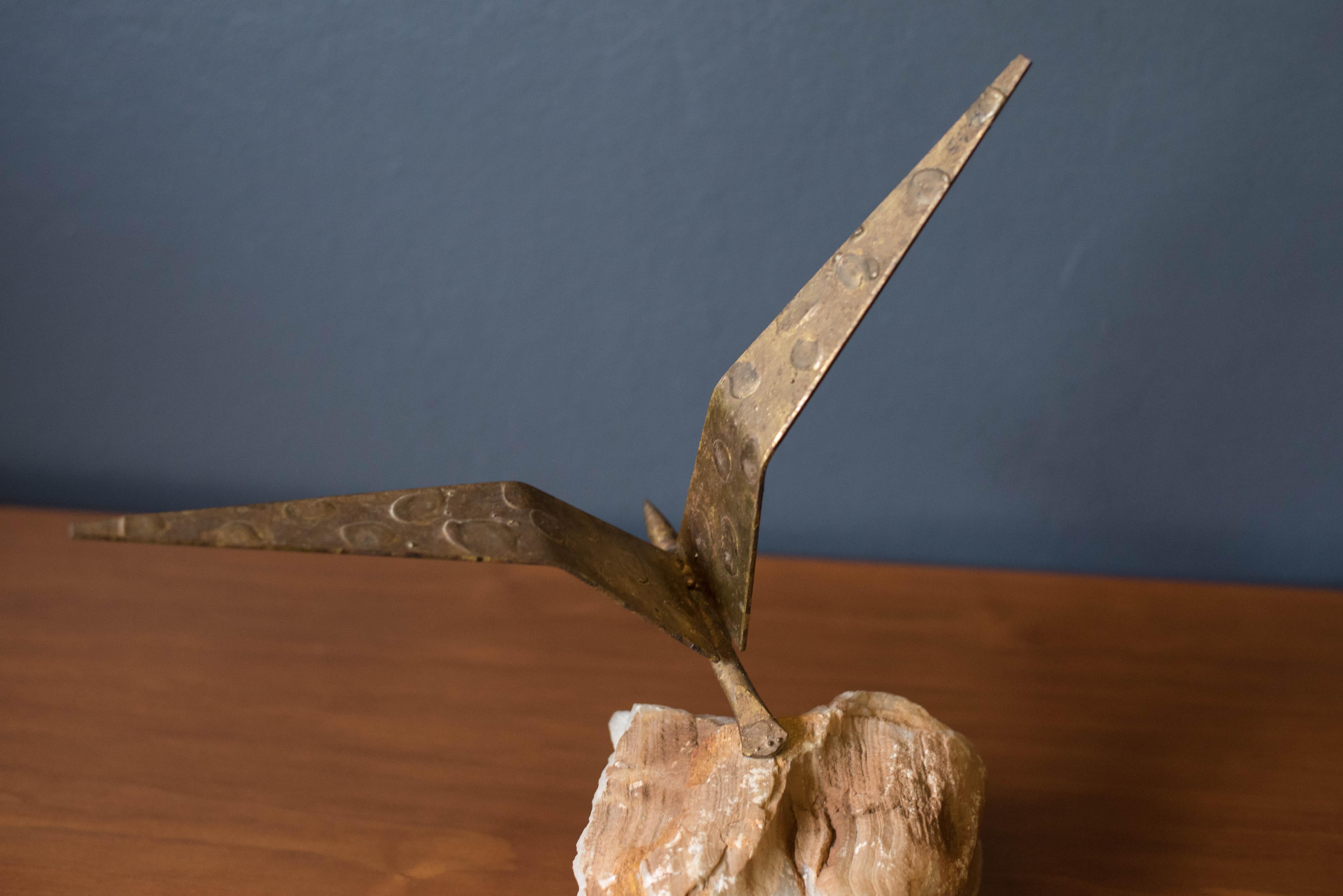 Métal Sculpture d'oiseau en vol sur pierre du milieu du siècle dernier de Curtis Jere pour Artisan House en vente