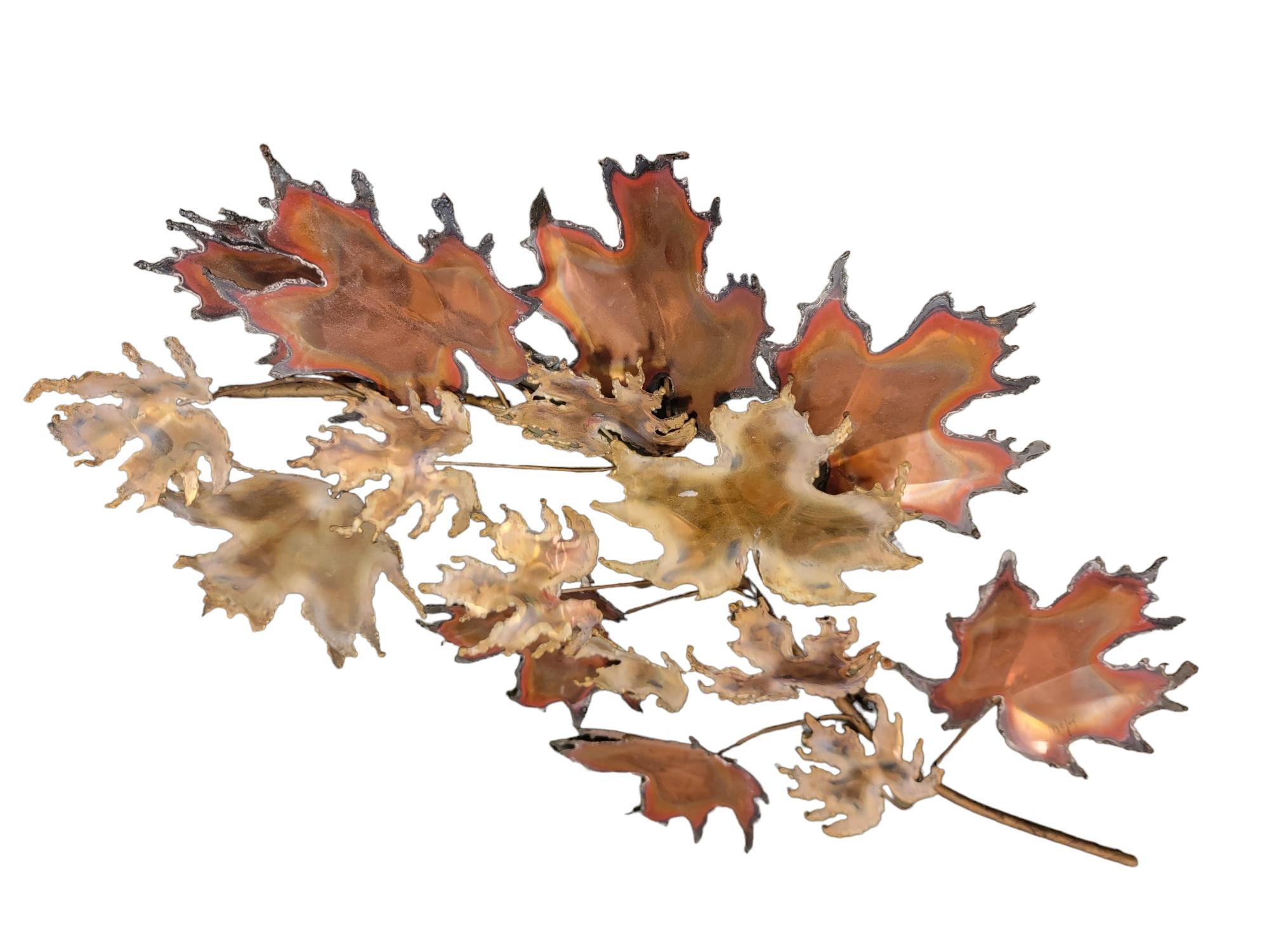 Wunderschöne Herbst Farbe Wand montiert Curtis Jere Branch With Leaves Skulptur. Ideal für ein ganzjähriges Wandkunstwerk, insbesondere für die Herbstsaison. Wunderschöne Farben auf dem Kupfer poliert und glänzend zu zeigen, eine wunderbare Blendung.
