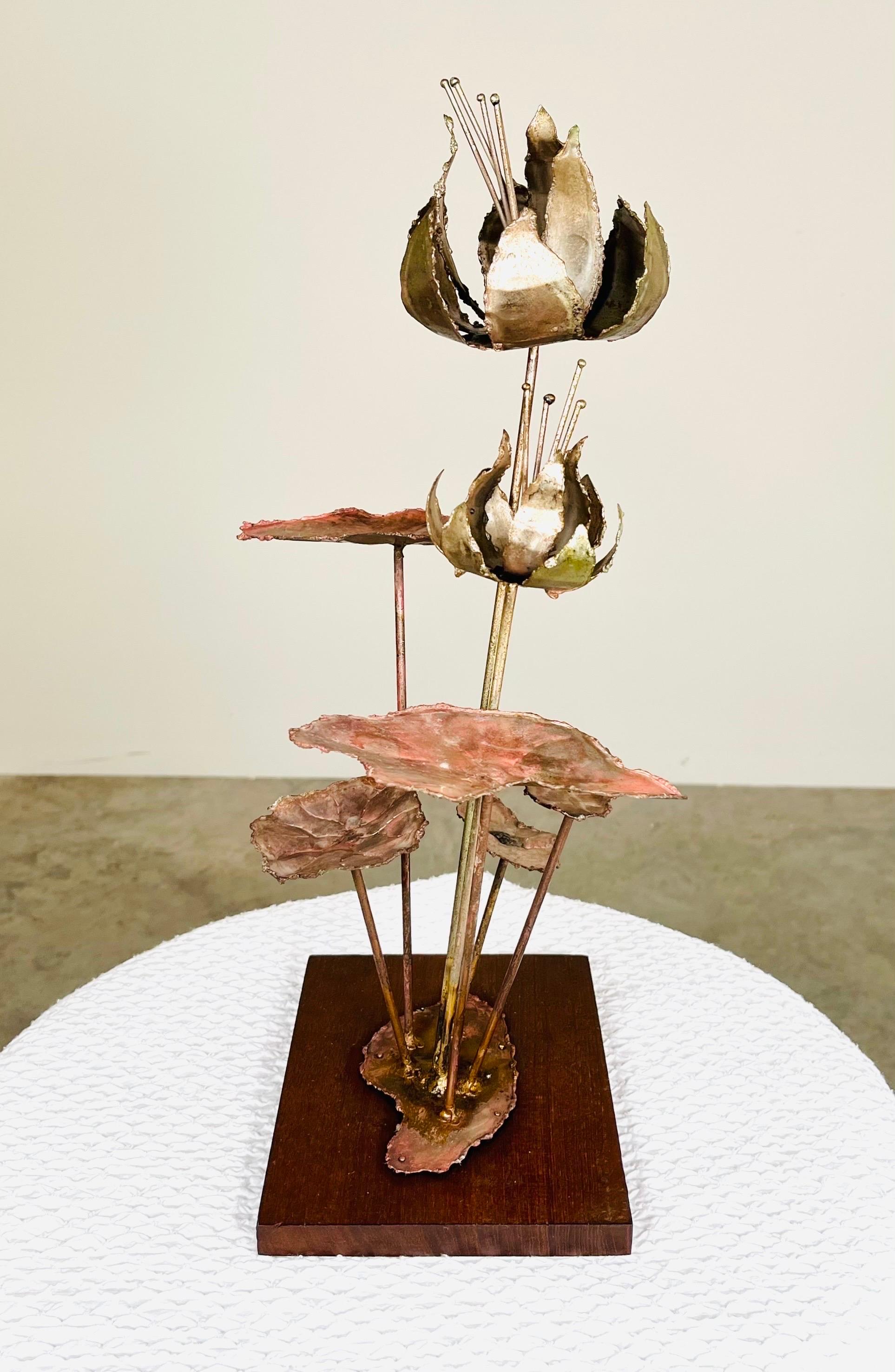 An attractive accent lily sculpture having steel flowers with copper leaves in the manner of C. Jere. In fabulous, clean condition. circa 1960.
Measures: 17.5x8x6” HWD.