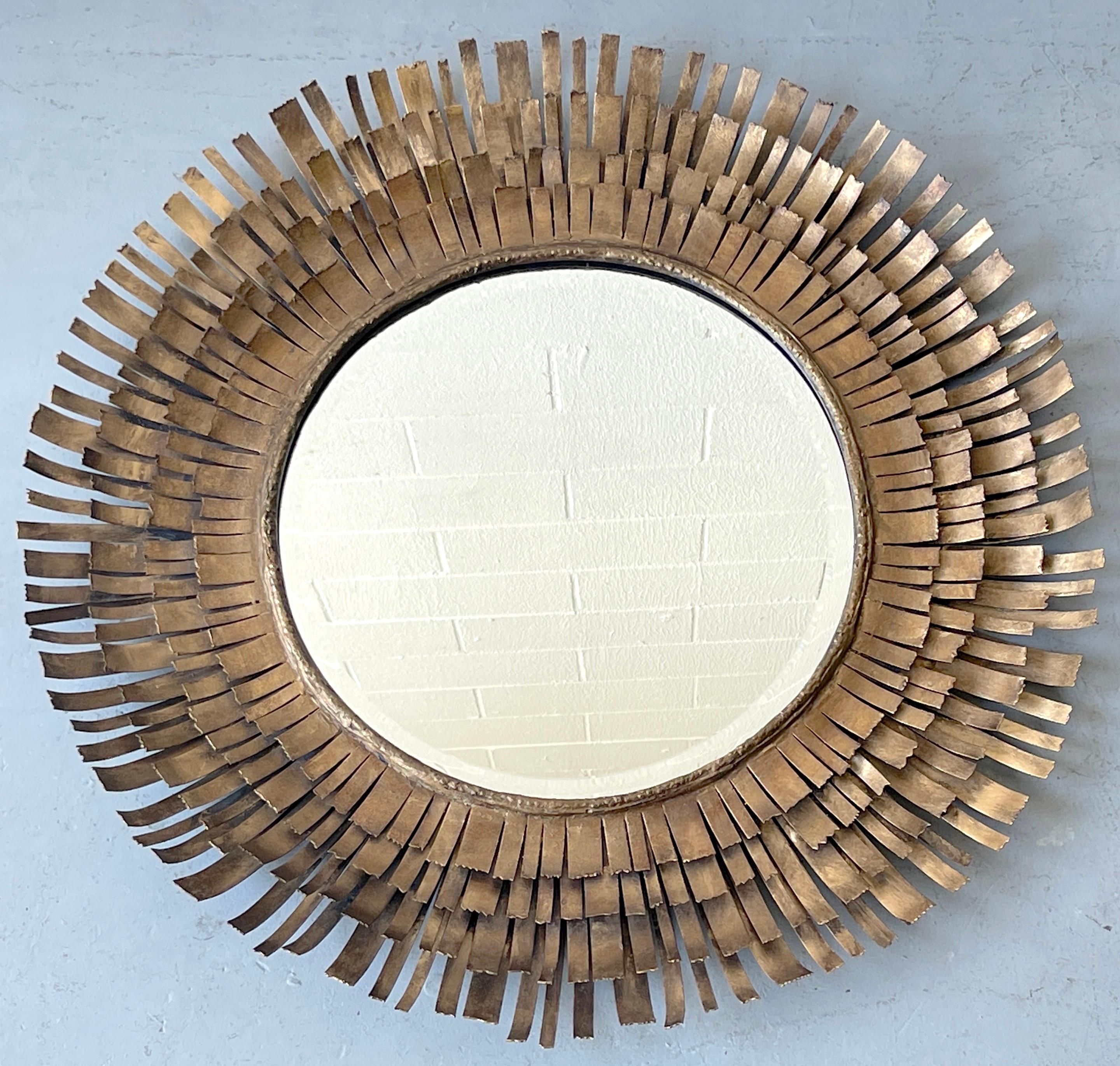 Mid Century Curtis Jere Stil vergoldetes Metall Wimpernspiegel
Ende des 20. Jahrhunderts
Von guter Größe, ein gut ausgeführtes Beispiel mit eingefügten 16-Zoll-Durchmesser abgeschrägten Spiegel. Dieses Werk ist nicht signiert.