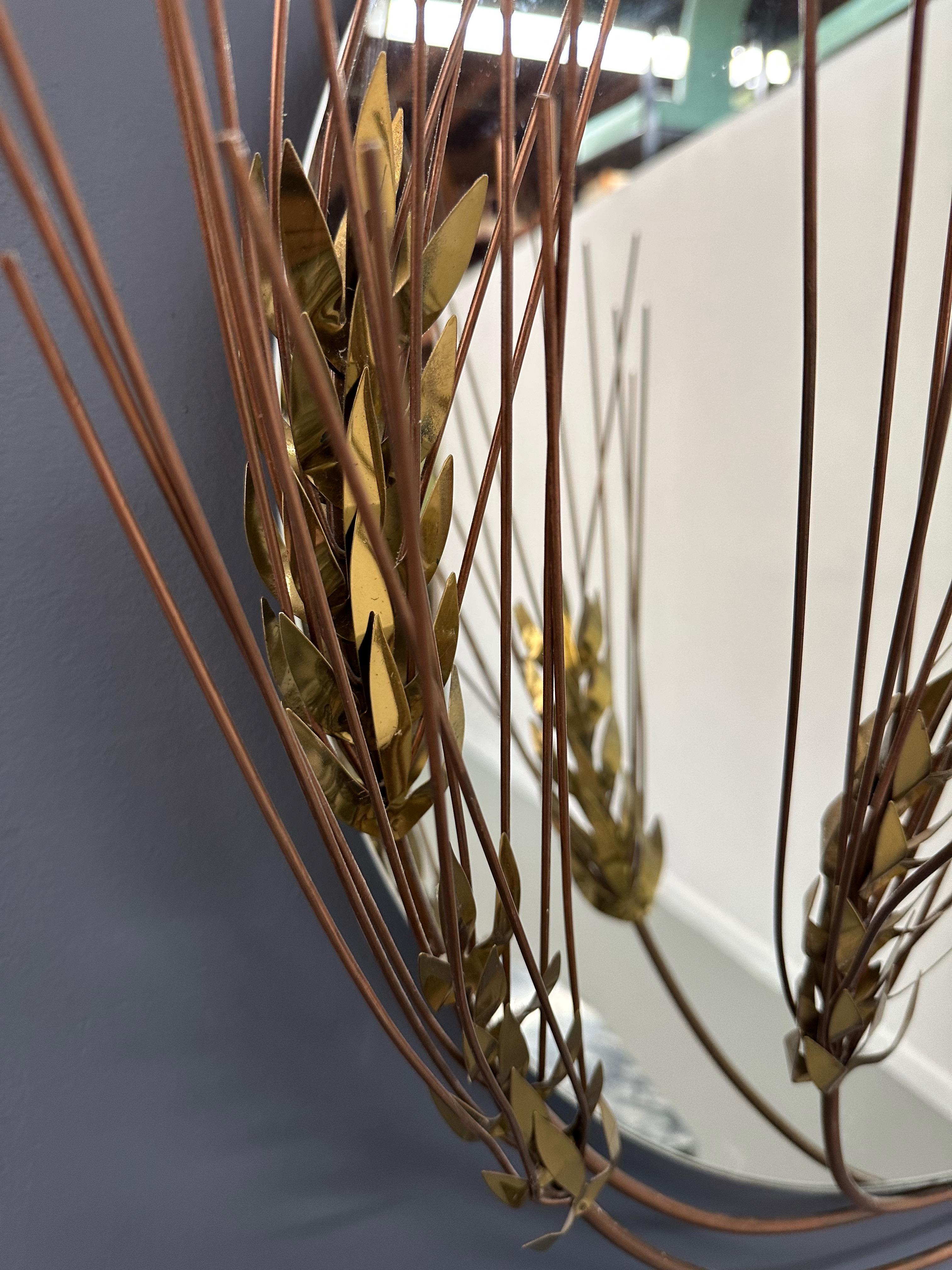 Ajoutez une touche de charme vintage à votre intérieur avec ce miroir Jere Wheat Stalk de Mid Century Curtis. Fabriqué à la main et signé par l'artiste de renom, ce miroir présente un design détaillé de tiges de blé qui ajoutera une touche unique et