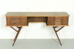 Mid Century Curved American and Birch Nut Sidetable