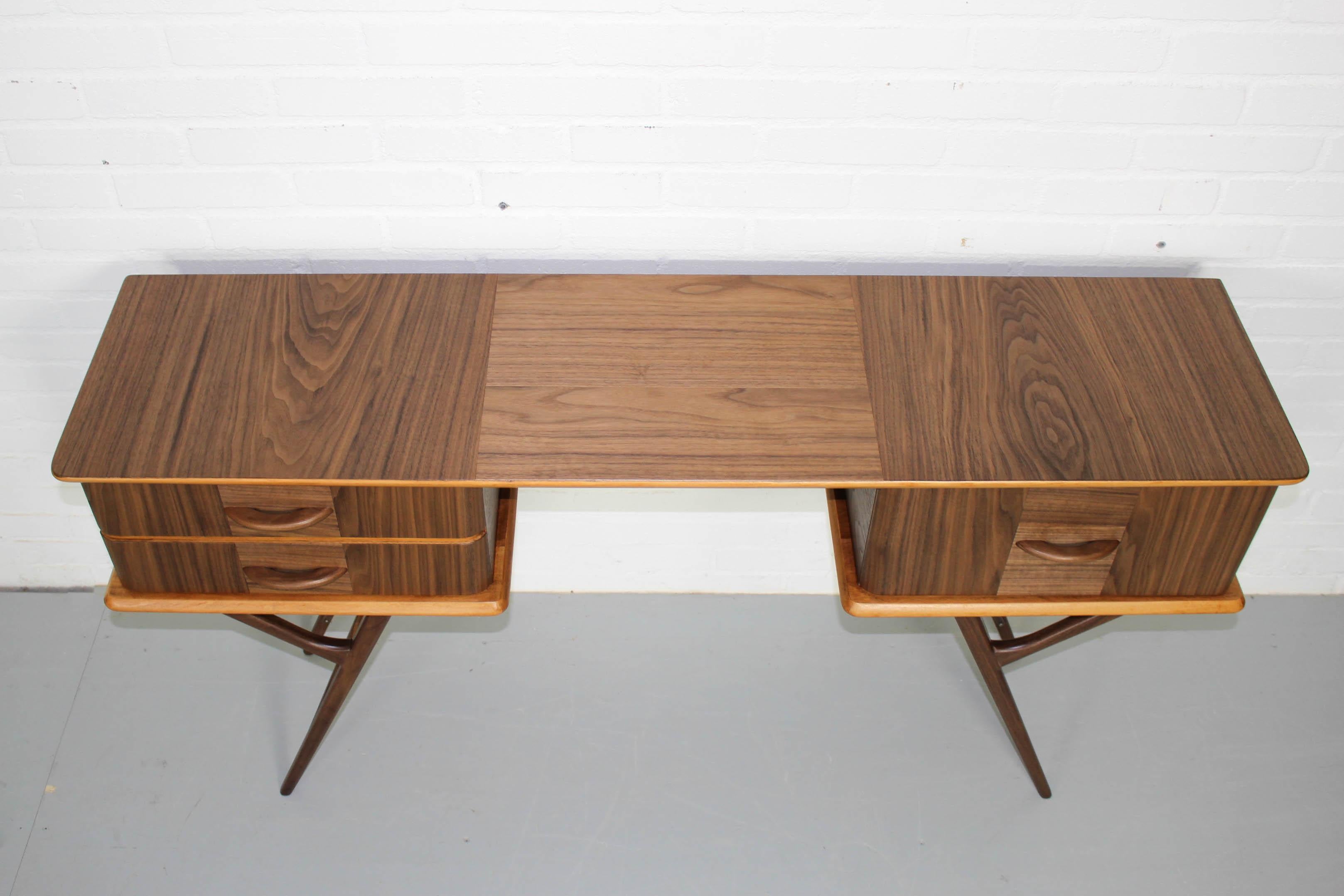 Mid Century Curved American and Birch Nut Sidetable In Good Condition In Appeltern, Gelderland