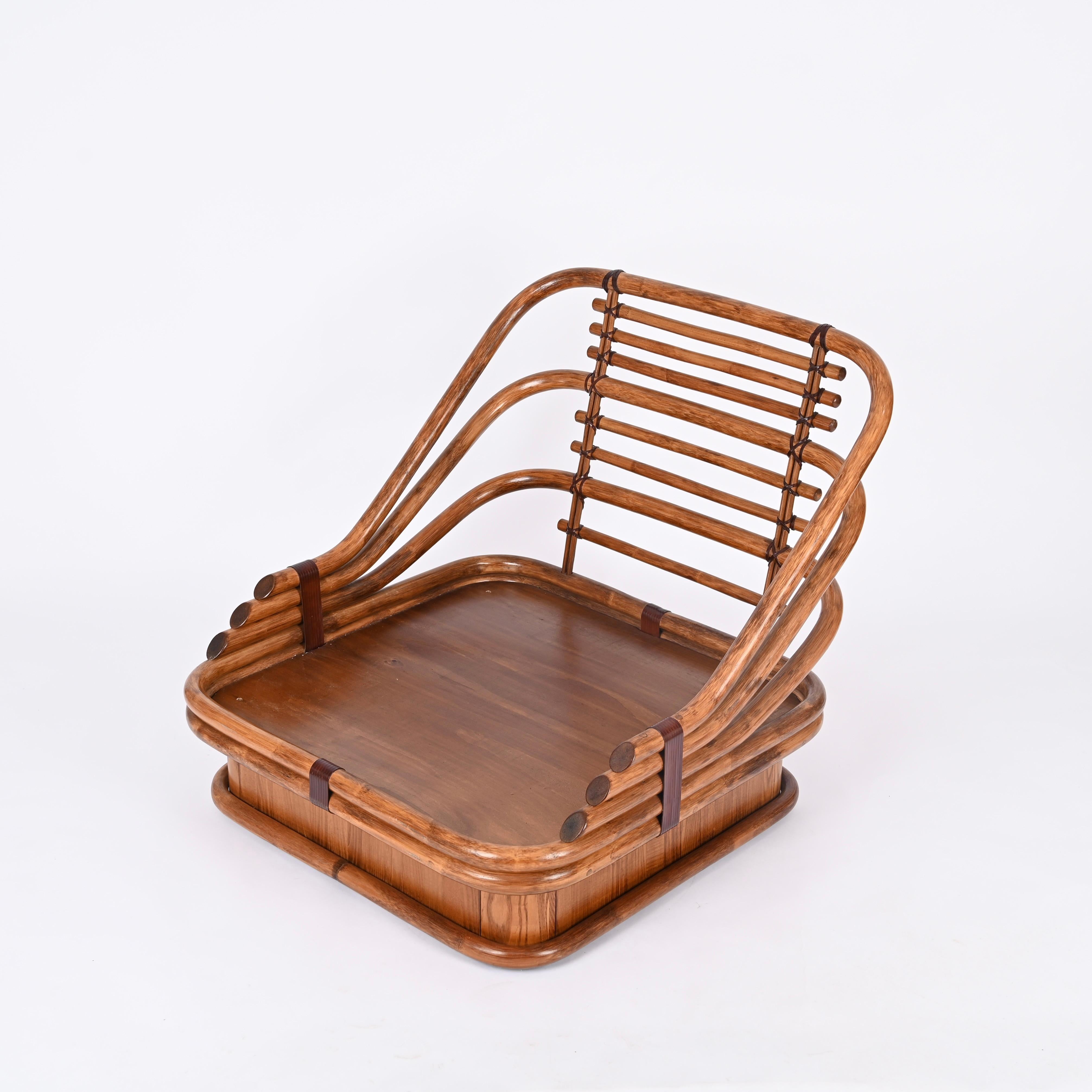 Spectaculaire fauteuil organique du milieu du siècle, entièrement réalisé en bambou, cuir et bois de châtaignier. Cet élégant fauteuil a été fabriqué en Italie dans les années 1960, clairement dans le style de Gabriella Crespi.

Ce fauteuil est