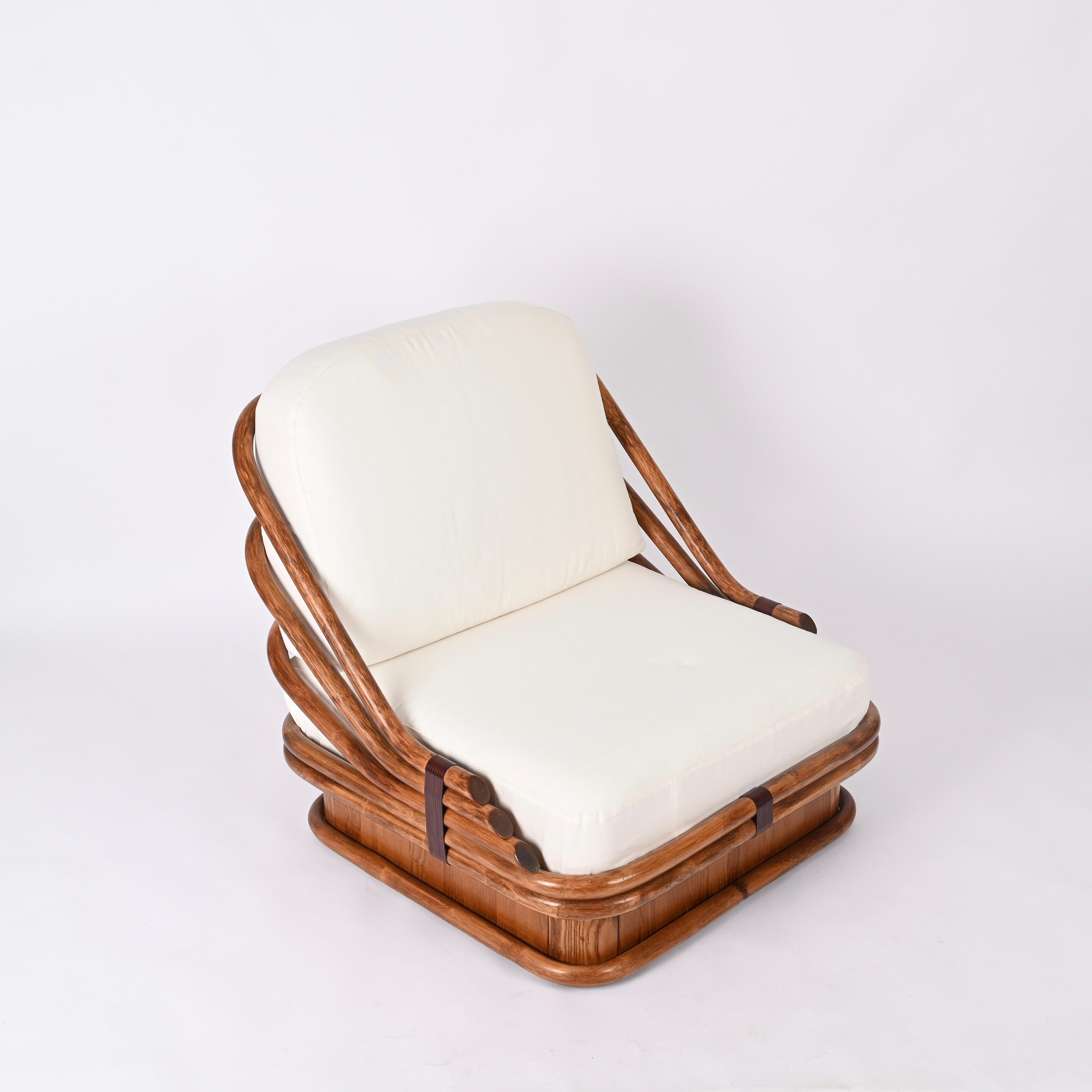 Mid-Century Modern Fauteuil incurvé en bambou et cuir du milieu du siècle dernier, tissu blanc, Italie, années 1960 en vente