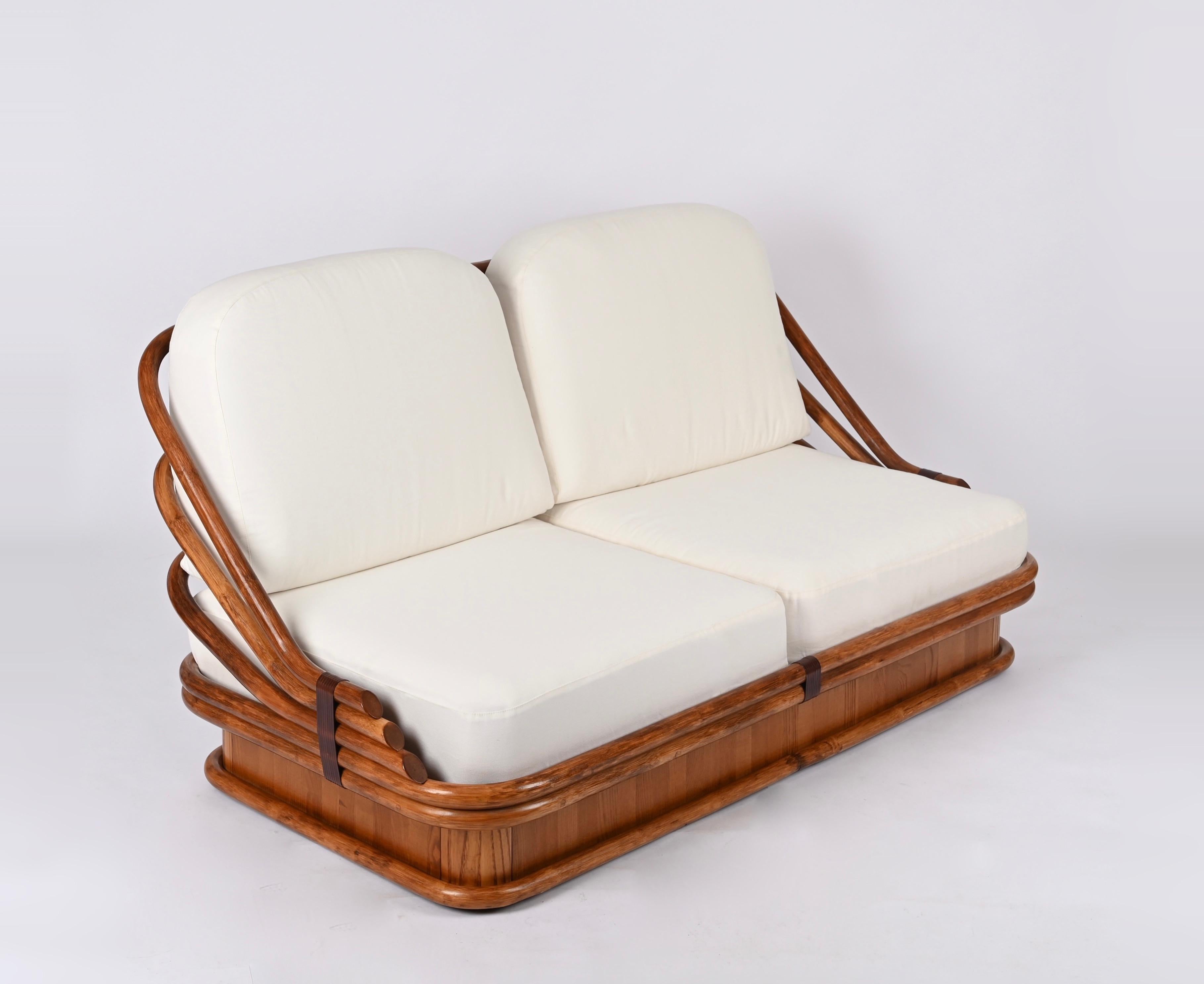 Italienisches Mid-Century-Sofa aus geschwungenem Bambus und Leder mit weißem Stoff mit weißem Stoff, 1960er Jahre im Angebot 5