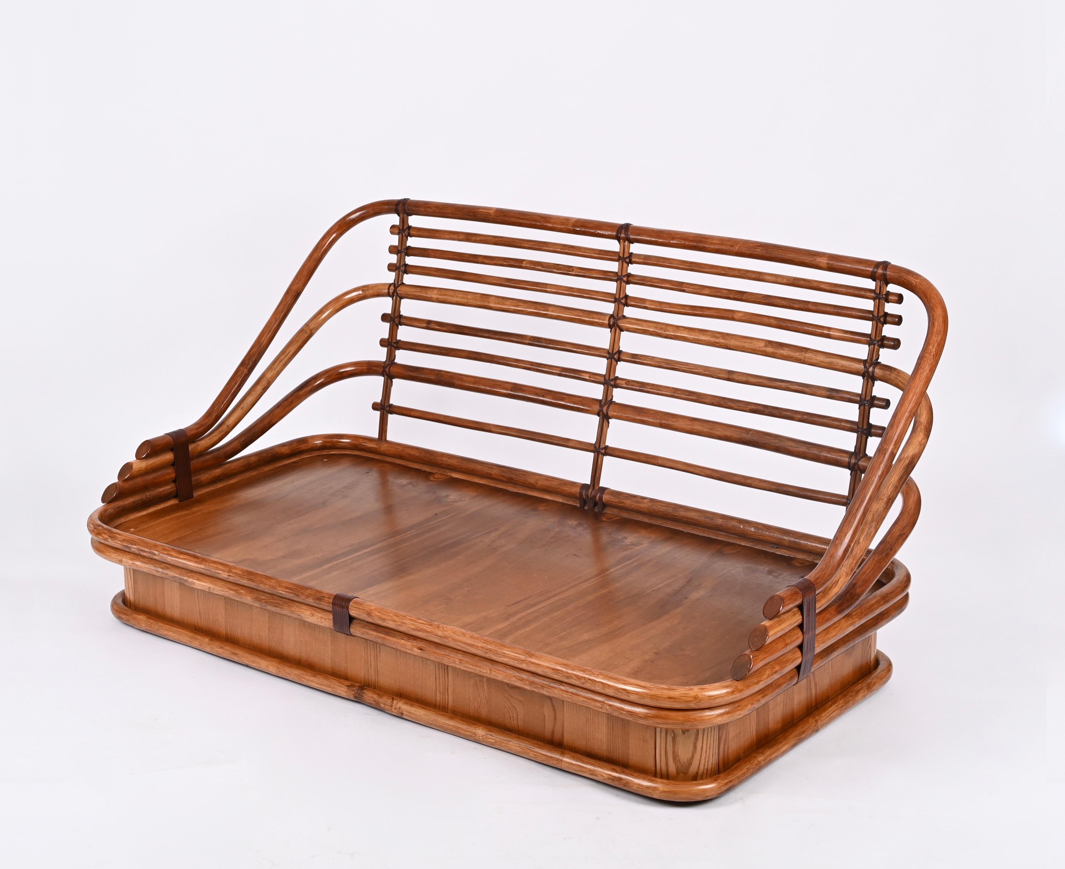 Fantastico divano organico di metà secolo, completamente realizzato in bambù, pelle annodata e legno di castagno. Questo pezzo elegante è stato prodotto in Italia negli anni '1960. 

Questo divano è incredibile perché è realizzato in una splendida