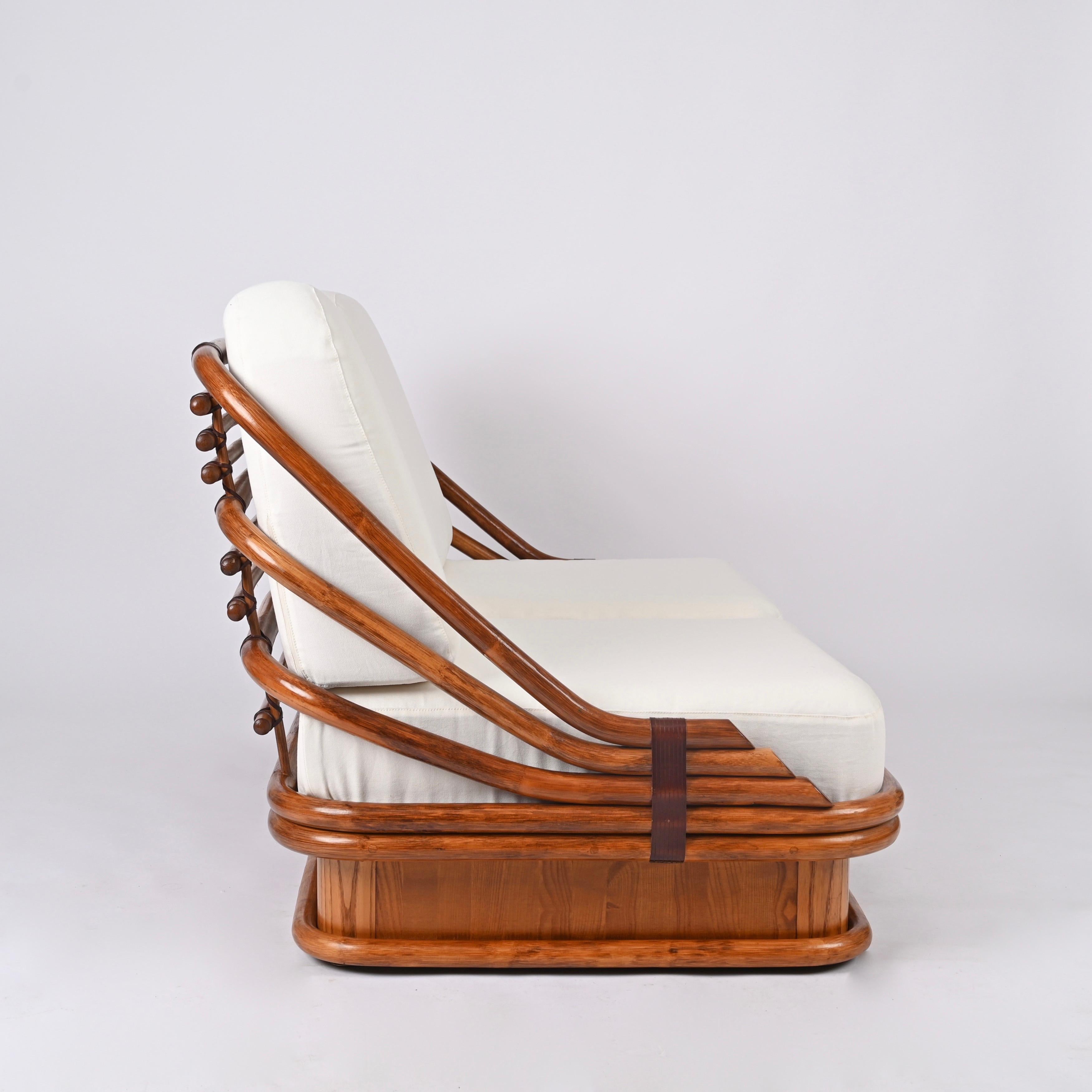 Italienisches Mid-Century-Sofa aus geschwungenem Bambus und Leder mit weißem Stoff mit weißem Stoff, 1960er Jahre (Moderne der Mitte des Jahrhunderts) im Angebot