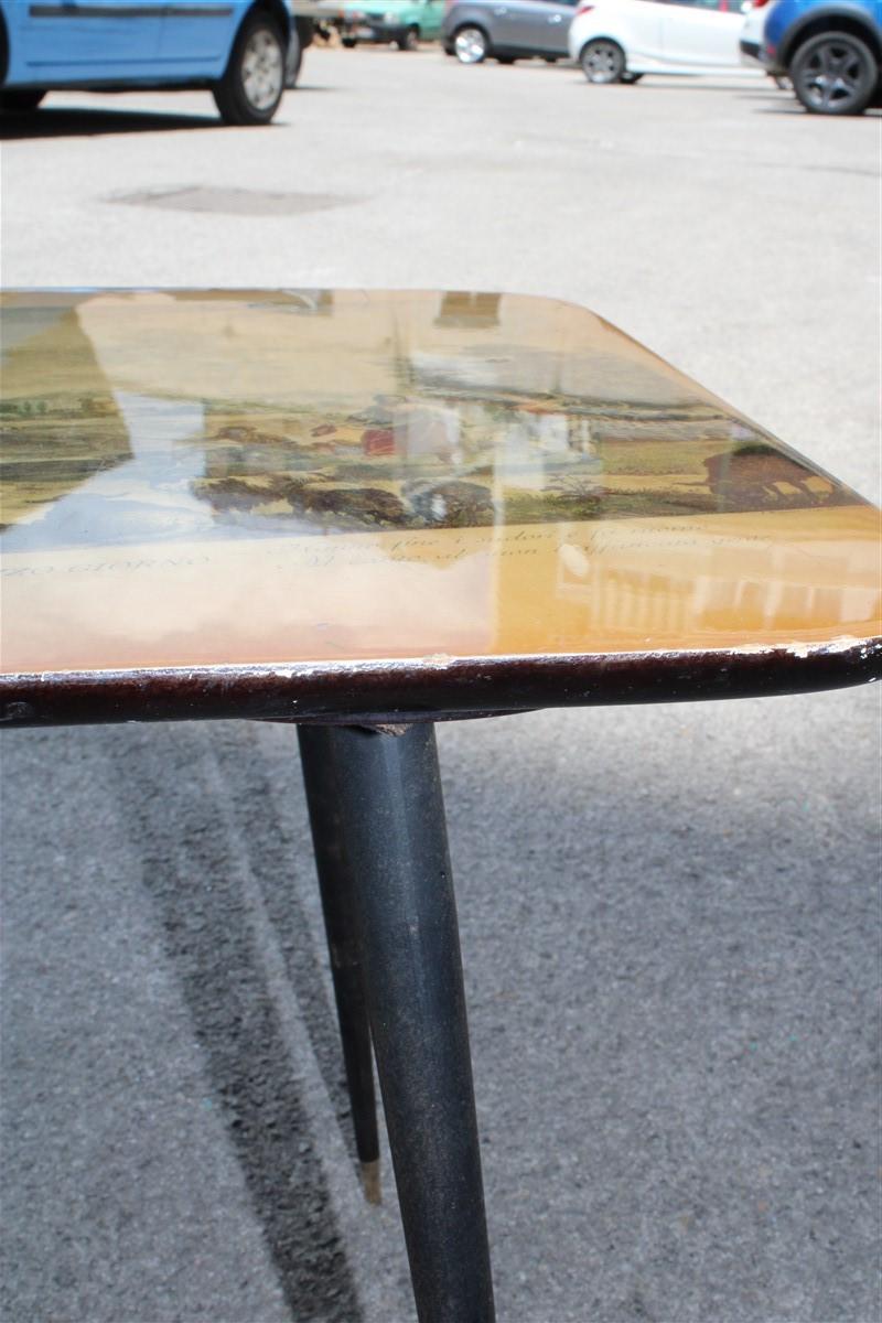 Midcentury Curved Coffee Table with Wagner Prints, Metal Feet and Gold Brass In Good Condition For Sale In Palermo, Sicily