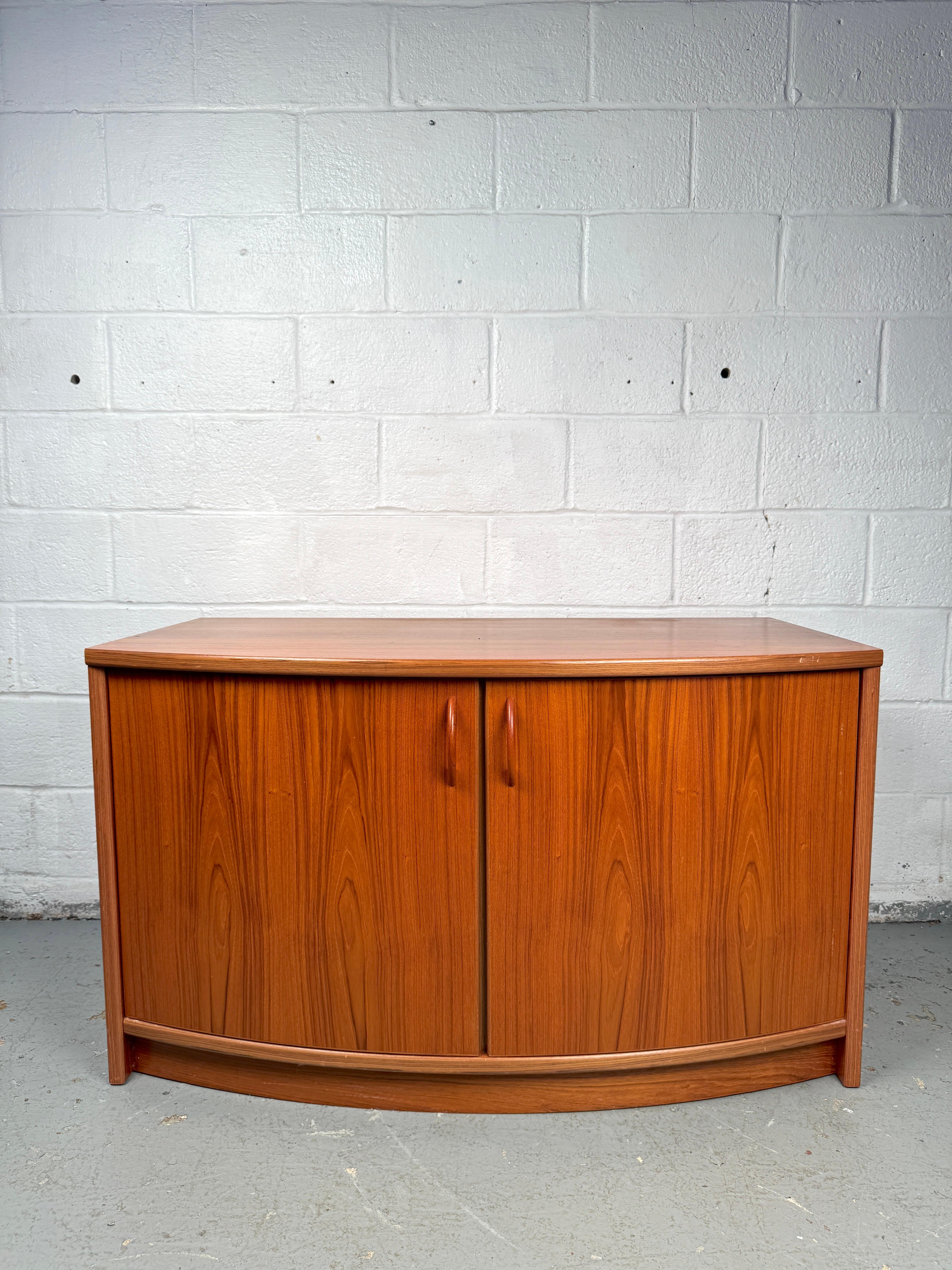 Elegante dänische moderne Konsole aus massivem Teakholz mit klaren Linien und warmer Holzmaserung. Mit seiner raffinierten Schlichtheit und den vielseitigen Proportionen eignet sich dieses Stück hervorragend als Eingangs-, Sofa- oder Flurtisch. Ein