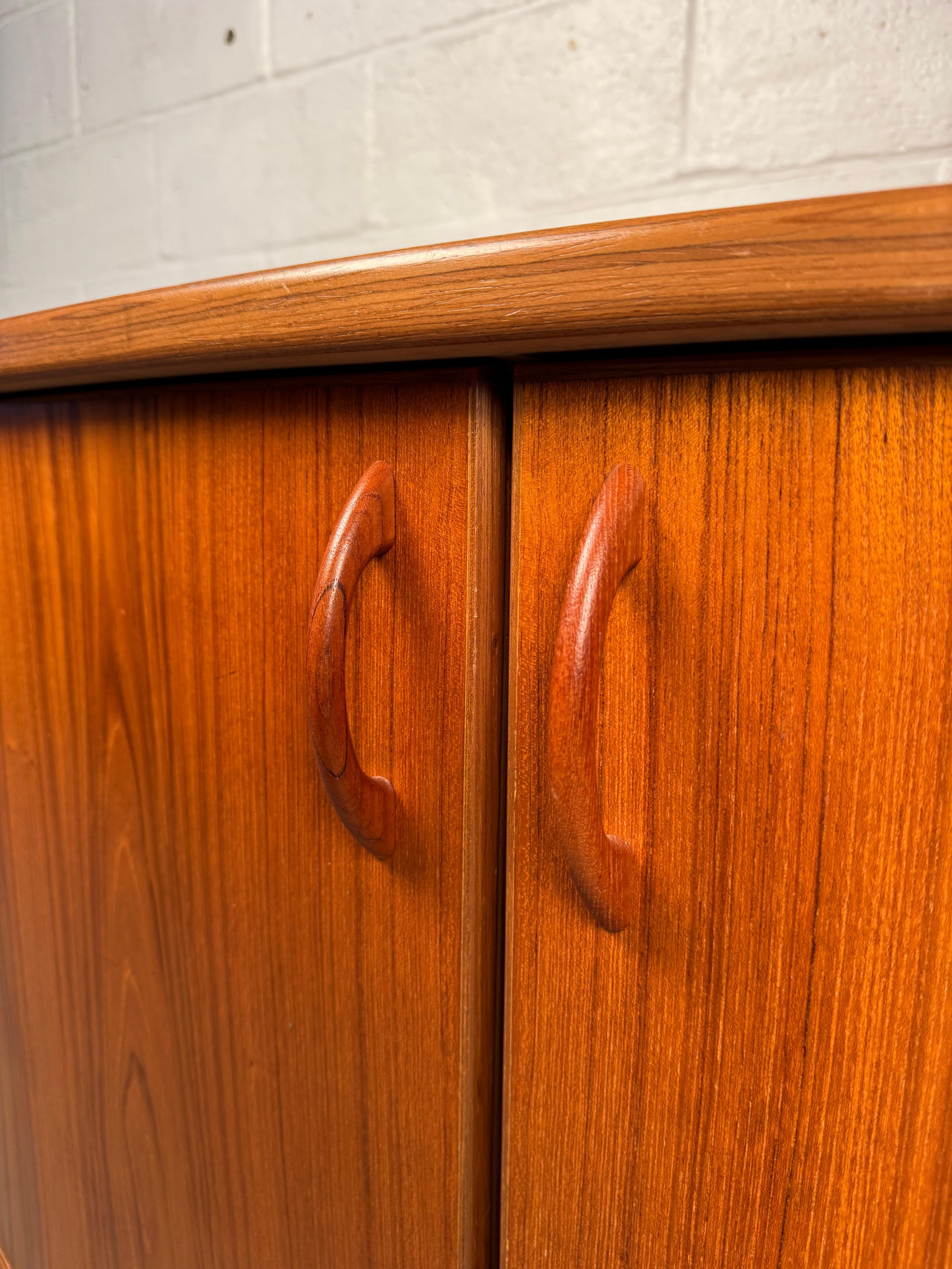 Gebogene dänische Teakholz-Konsole aus der Jahrhundertmitte im Angebot 2