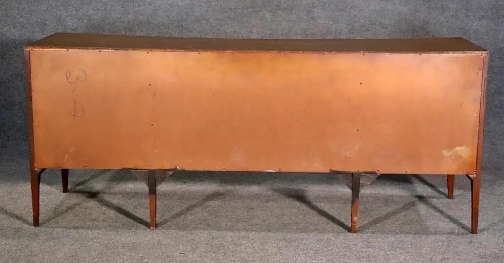 Mid-Century Curved Dresser by Unagusta For Sale 4