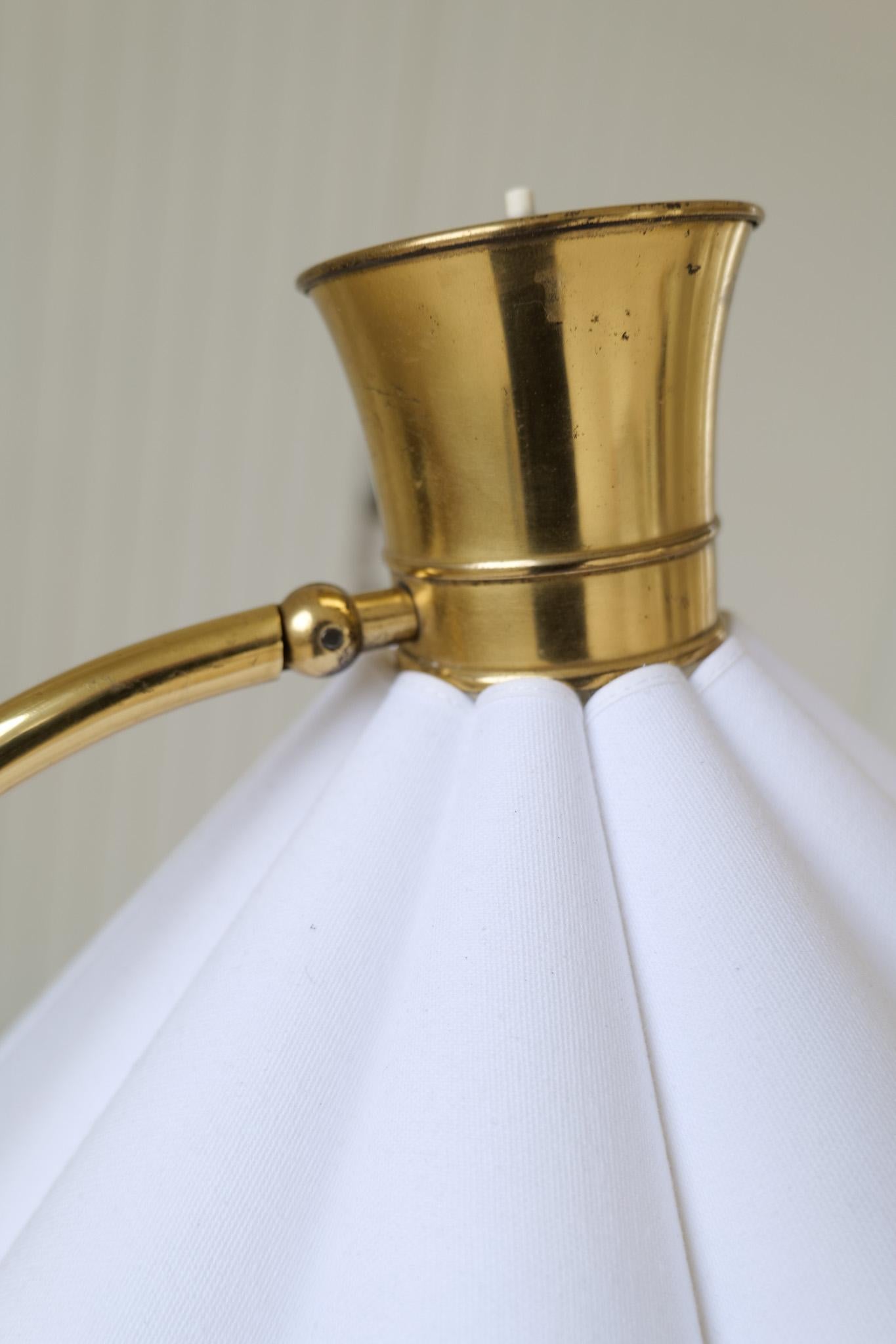 Lampada da terra curva di metà secolo in ottone e pietra. in vendita 3