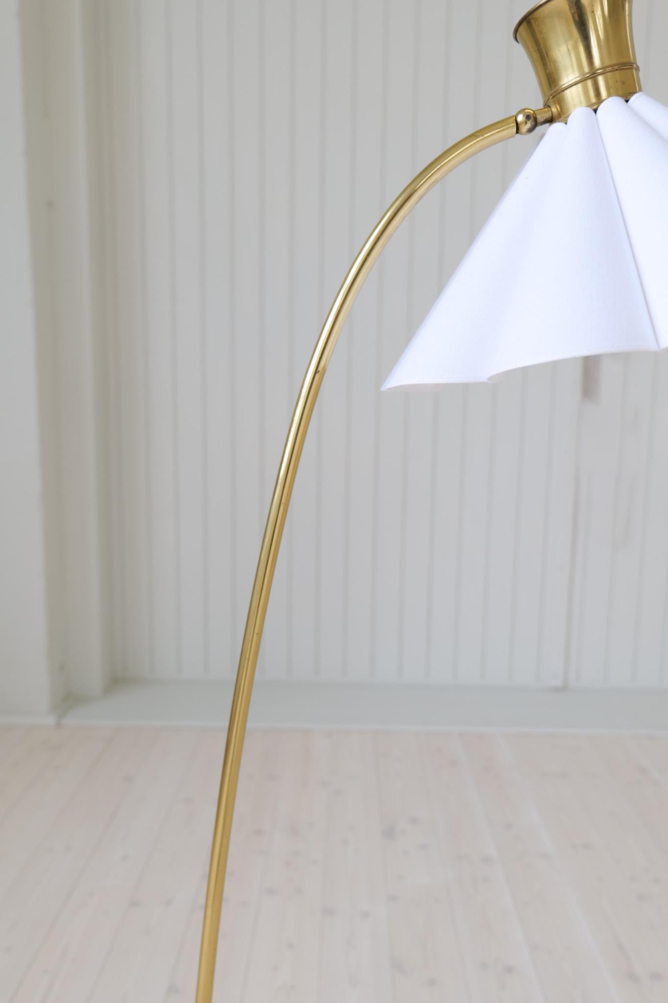 Lampada da terra curva di metà secolo in ottone e pietra. in vendita 4