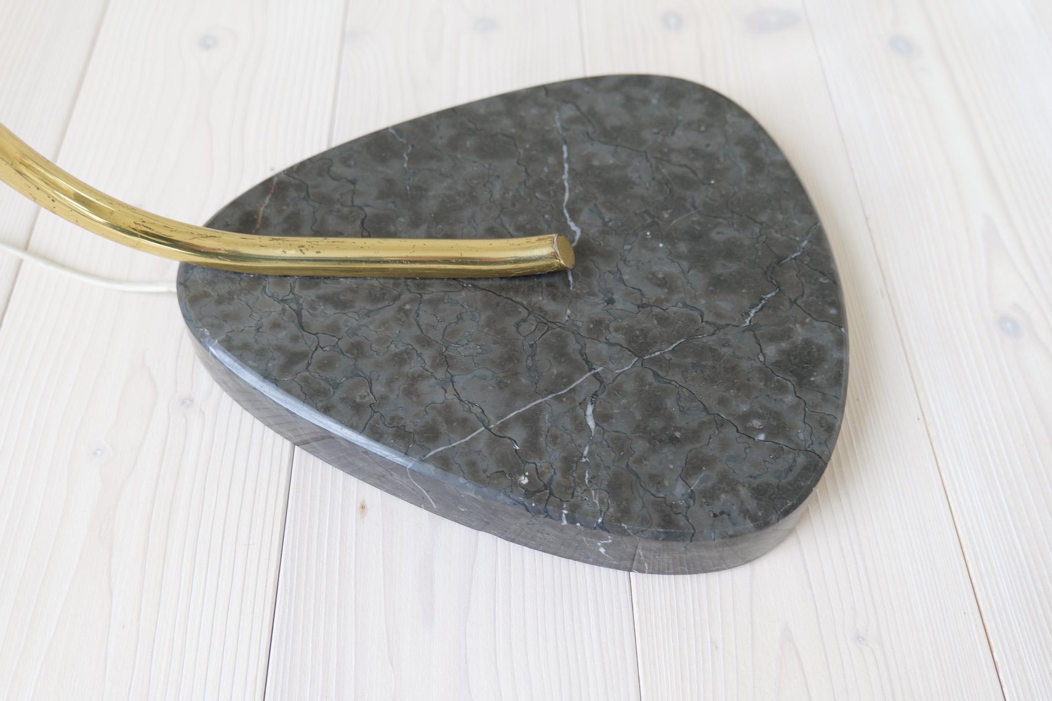 Lampada da terra curva di metà secolo in ottone e pietra. in vendita 5