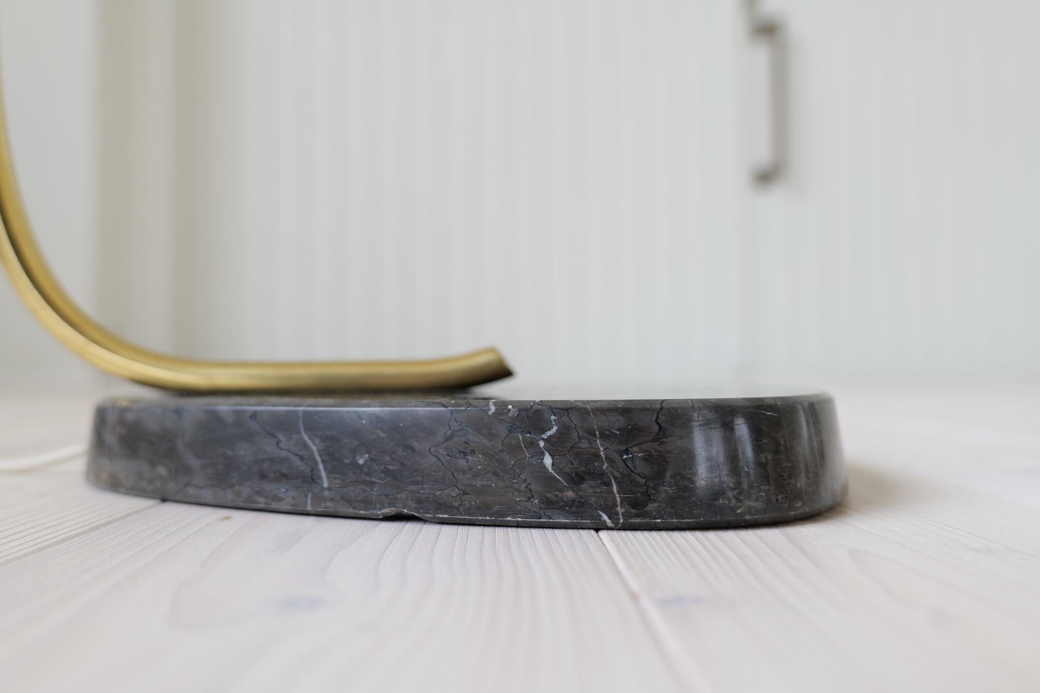 Lampada da terra curva di metà secolo in ottone e pietra. in vendita 6