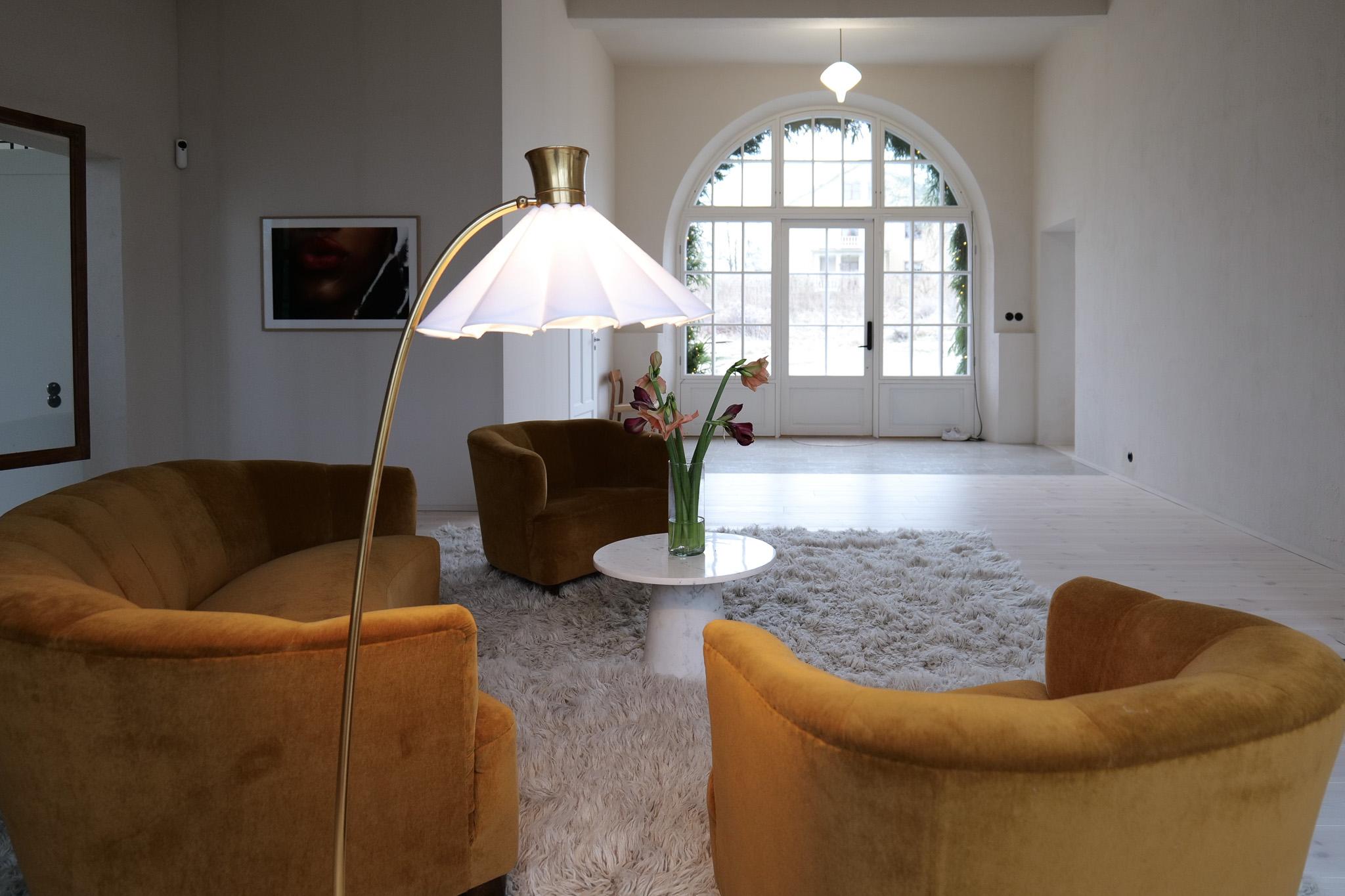 Mid-Century moderno Lampada da terra curva di metà secolo in ottone e pietra. in vendita