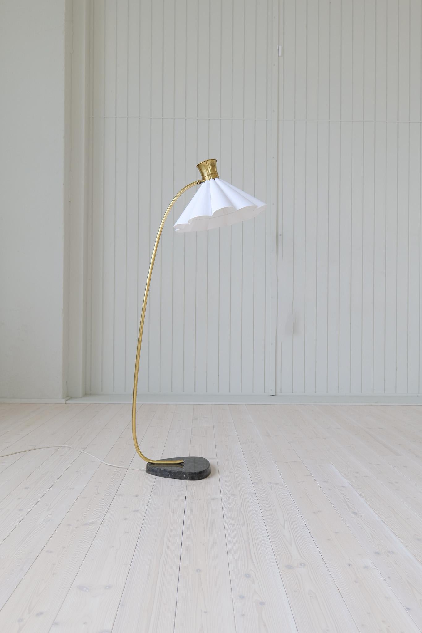 Lampada da terra curva di metà secolo in ottone e pietra. In condizioni buone in vendita a Hillringsberg, SE