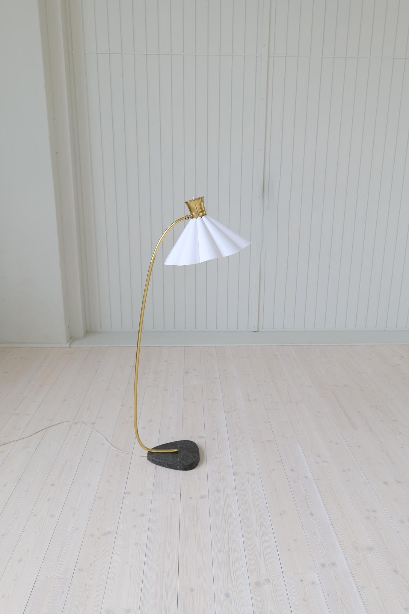 Ottone Lampada da terra curva di metà secolo in ottone e pietra. in vendita