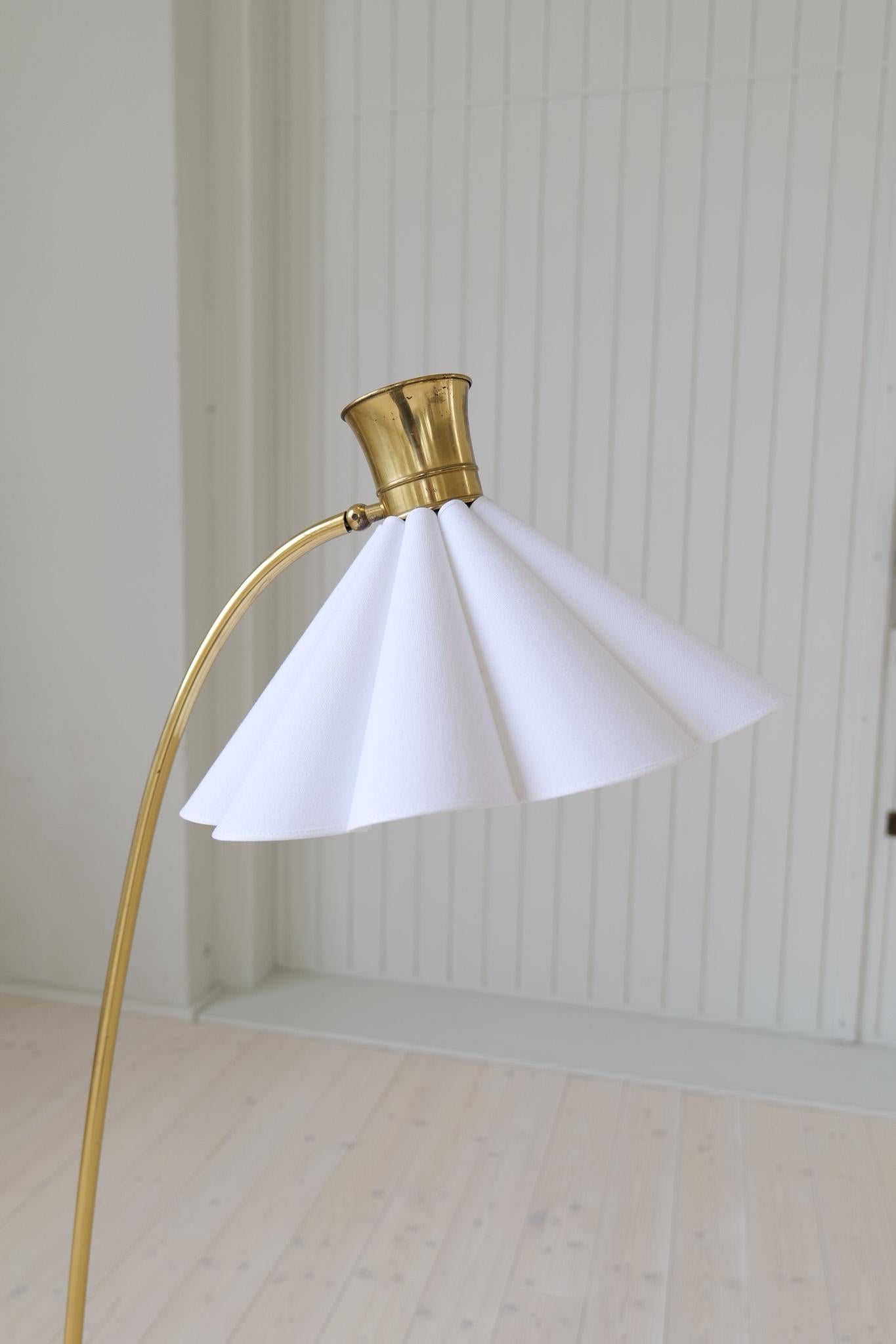 Lampada da terra curva di metà secolo in ottone e pietra. in vendita 1