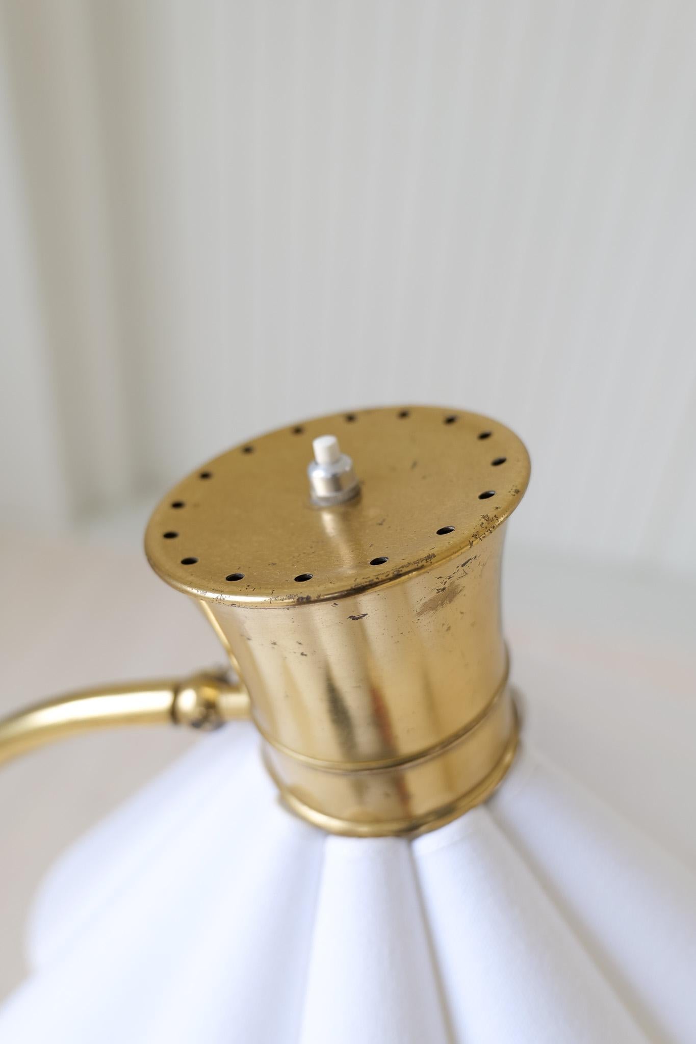 Lampada da terra curva di metà secolo in ottone e pietra. in vendita 2