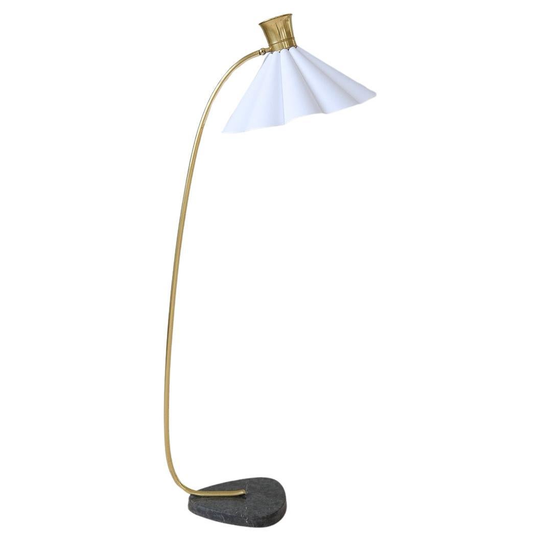 Lampada da terra curva di metà secolo in ottone e pietra.