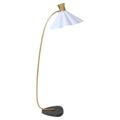 Lampada da terra curva di metà secolo in ottone e pietra.