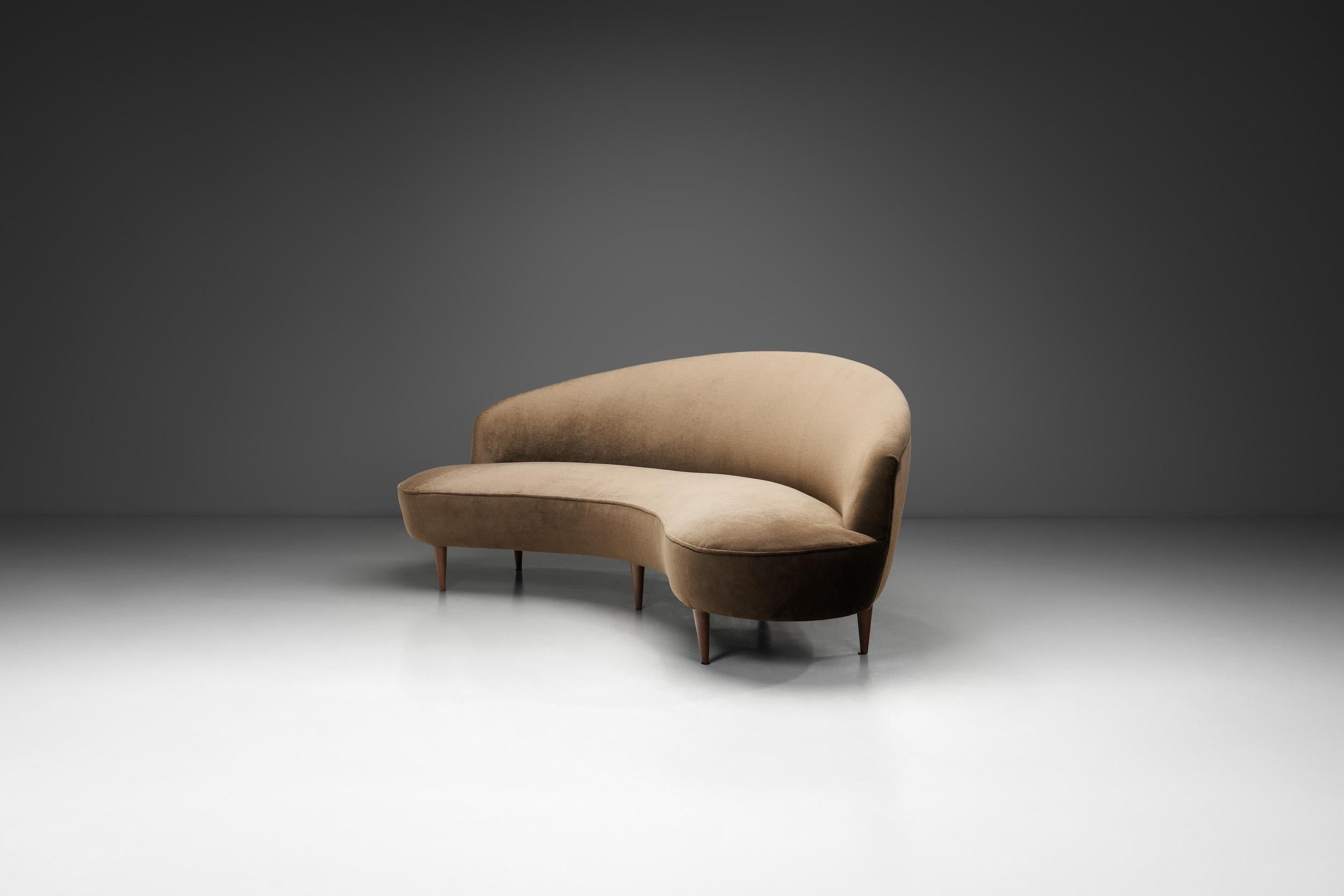 Mid-Century Curved Italian Sofa Upholstered in Mohair, Italy ca 1950s In Good Condition For Sale In Utrecht, NL