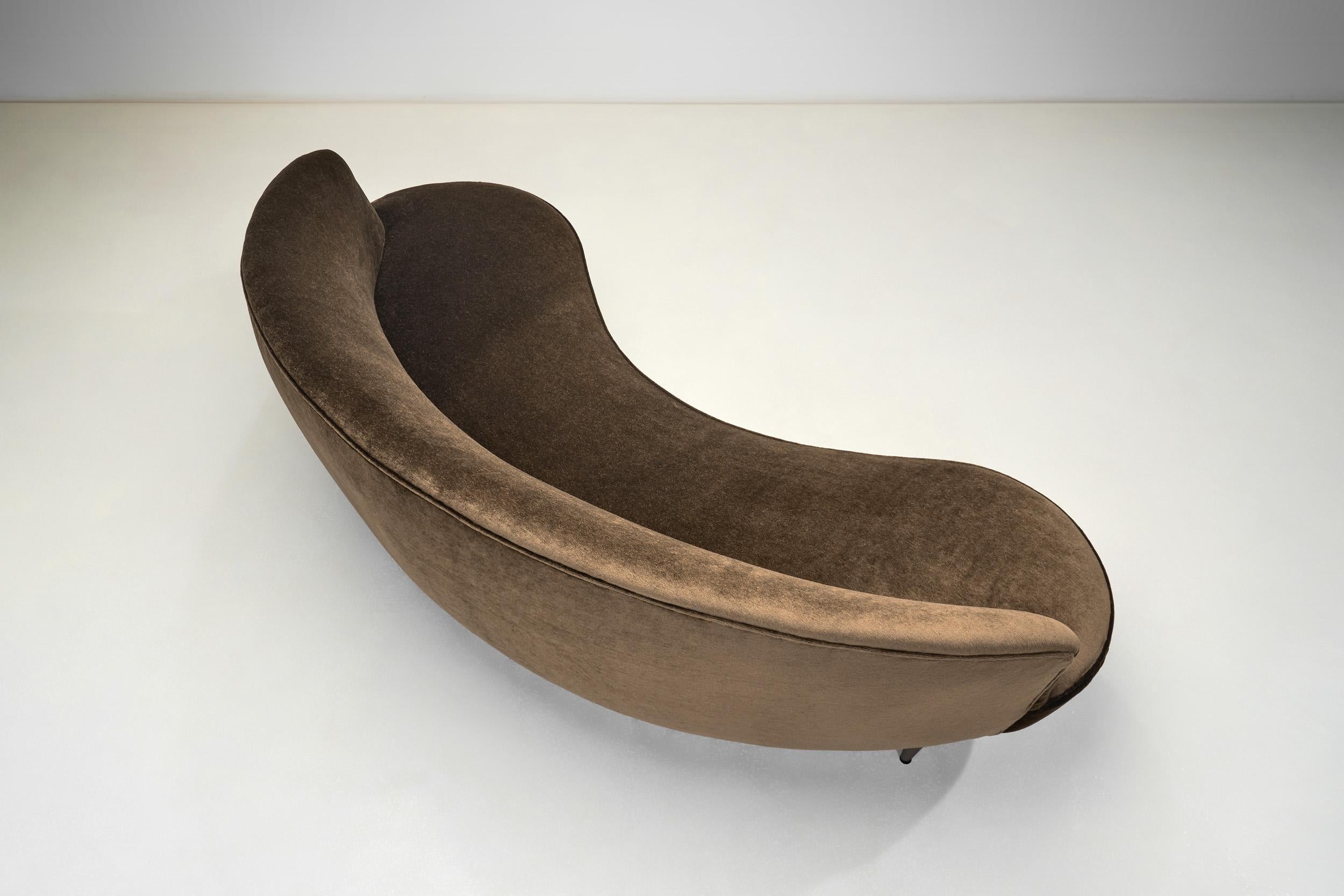Mid-Century Curved Italian Sofa Upholstered in Mohair, Italy ca 1950s For Sale 1
