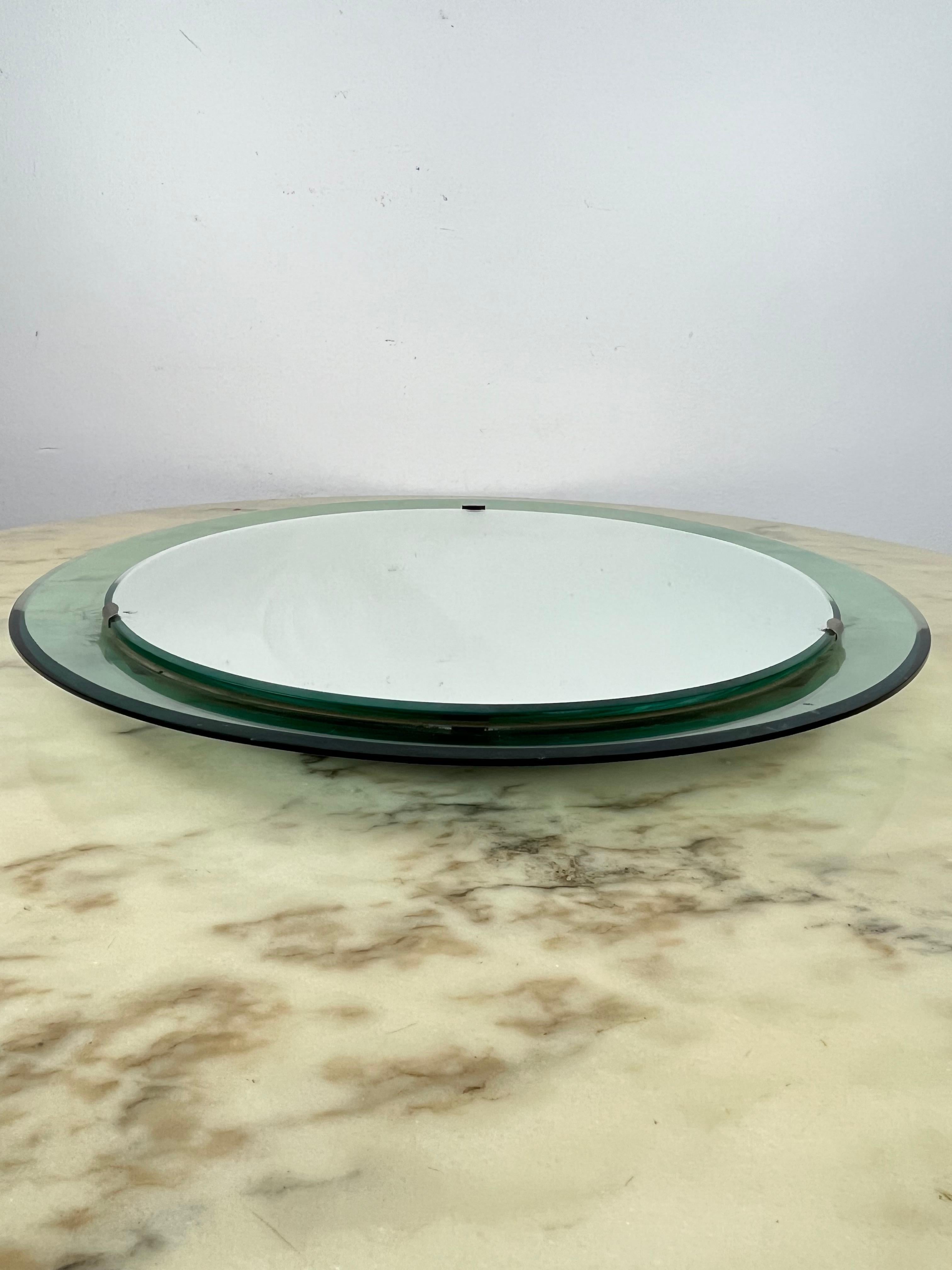 Mid-Century Curved Round Mirror Attributed to Max Ingrand for Fontana Arte 1960s Italian Design
Frame in shades of green, intact and in good condition.