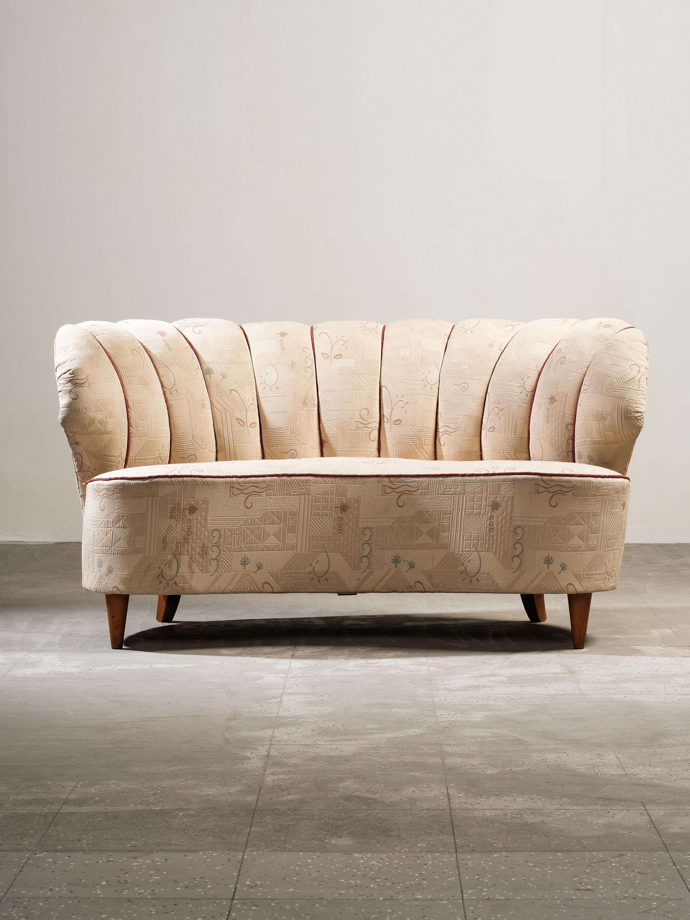 Mid-Century Curved Sofa by Carl-Johan Boman for Boman Oy, Finland, 1940s en venta 4