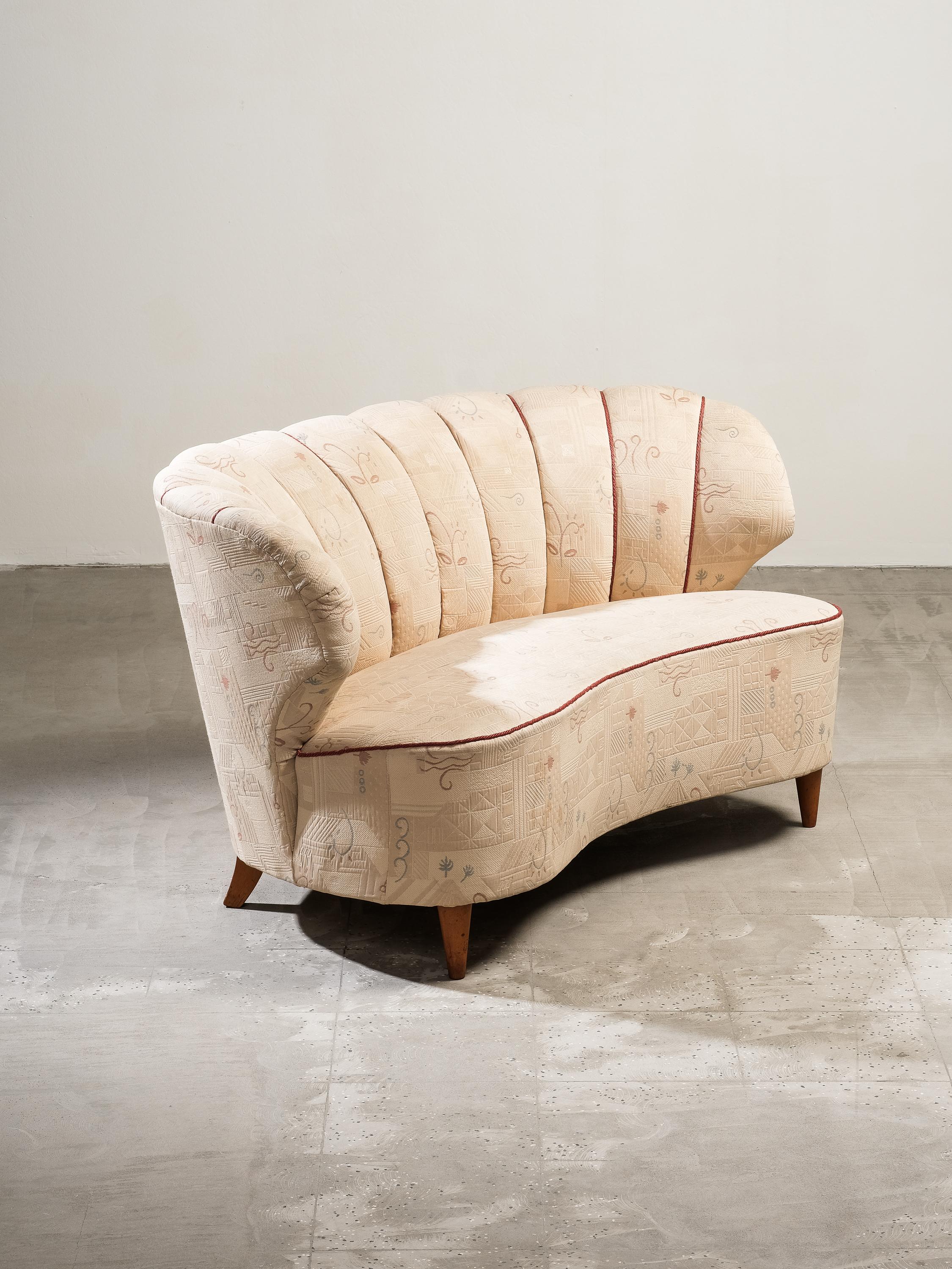 Carl-Johan Boman para Oy Boman AB raro loveseat/sofá compacto con respaldo elegantemente curvado y patas ahusadas manchadas, Finlandia, década de 1940. Este exquisito sofá tiene una forma clásica de estilo moderno escandinavo, con un hermoso
