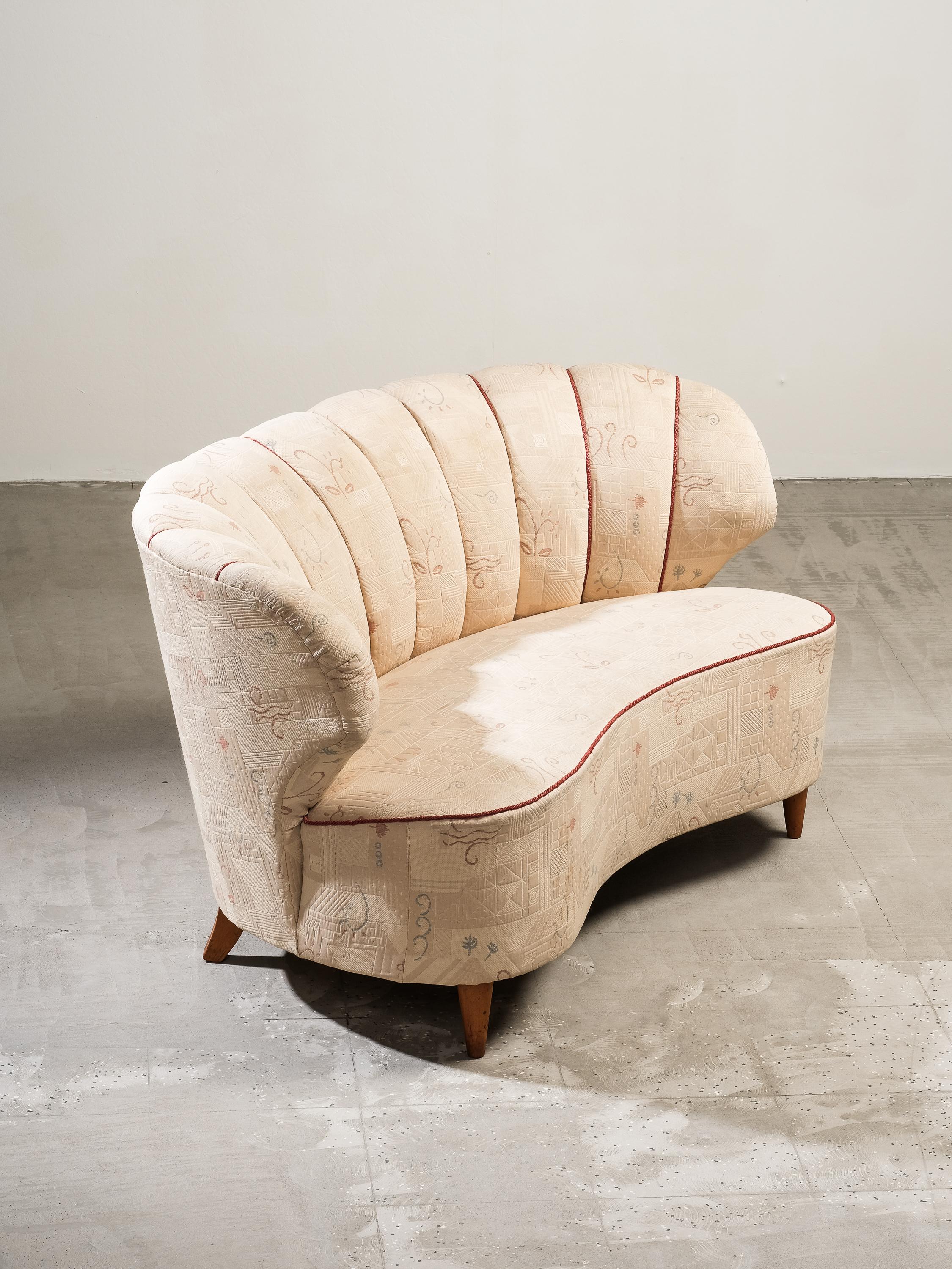Mid-Century Curved Sofa by Carl-Johan Boman for Boman Oy, Finland, 1940s Moderno de mediados de siglo en venta