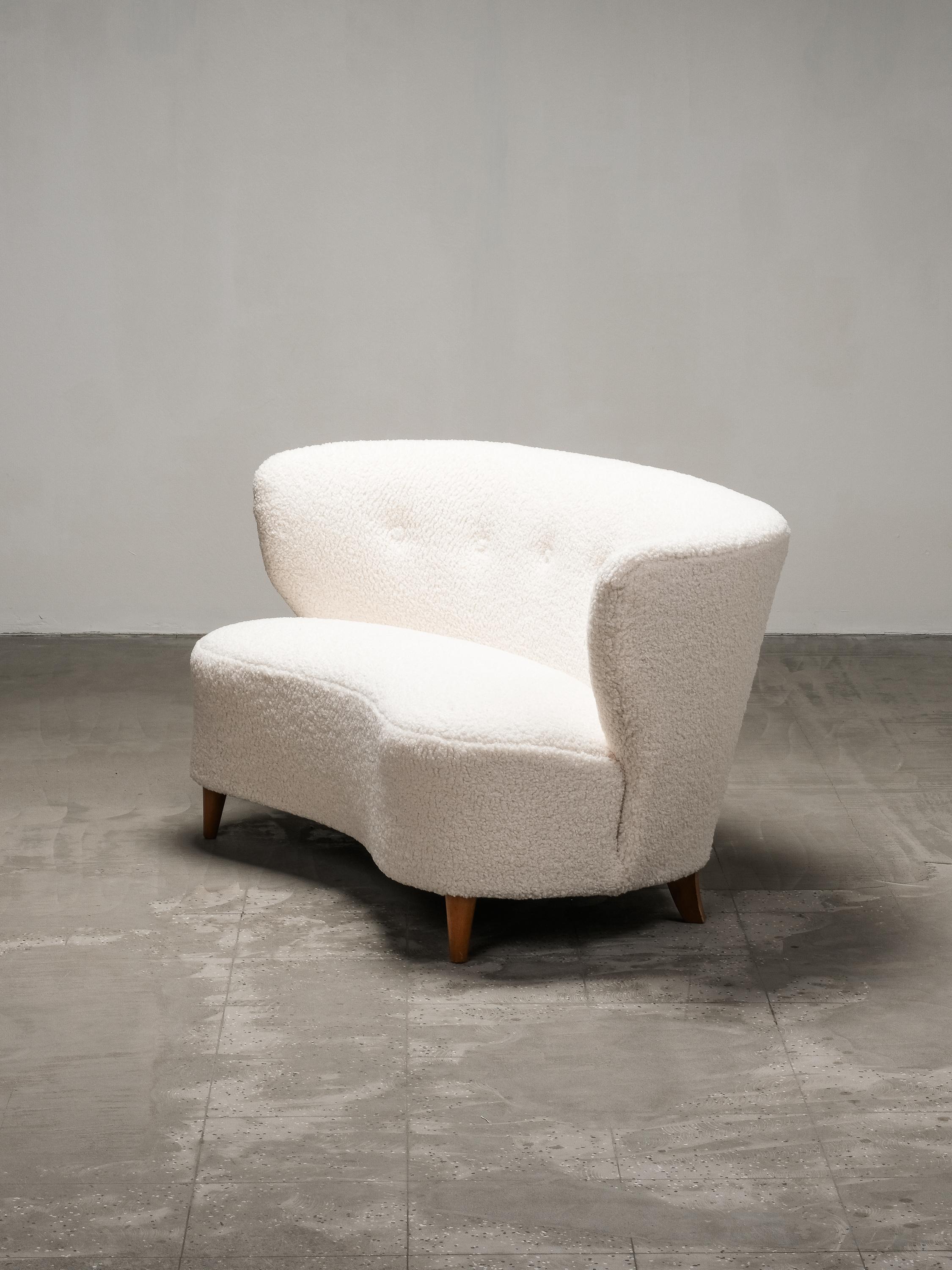 Sofá curvo de mediados de siglo de Carl-Johan Boman para Boman OY, Finlandia, década de 1940 Escandinavo moderno en venta