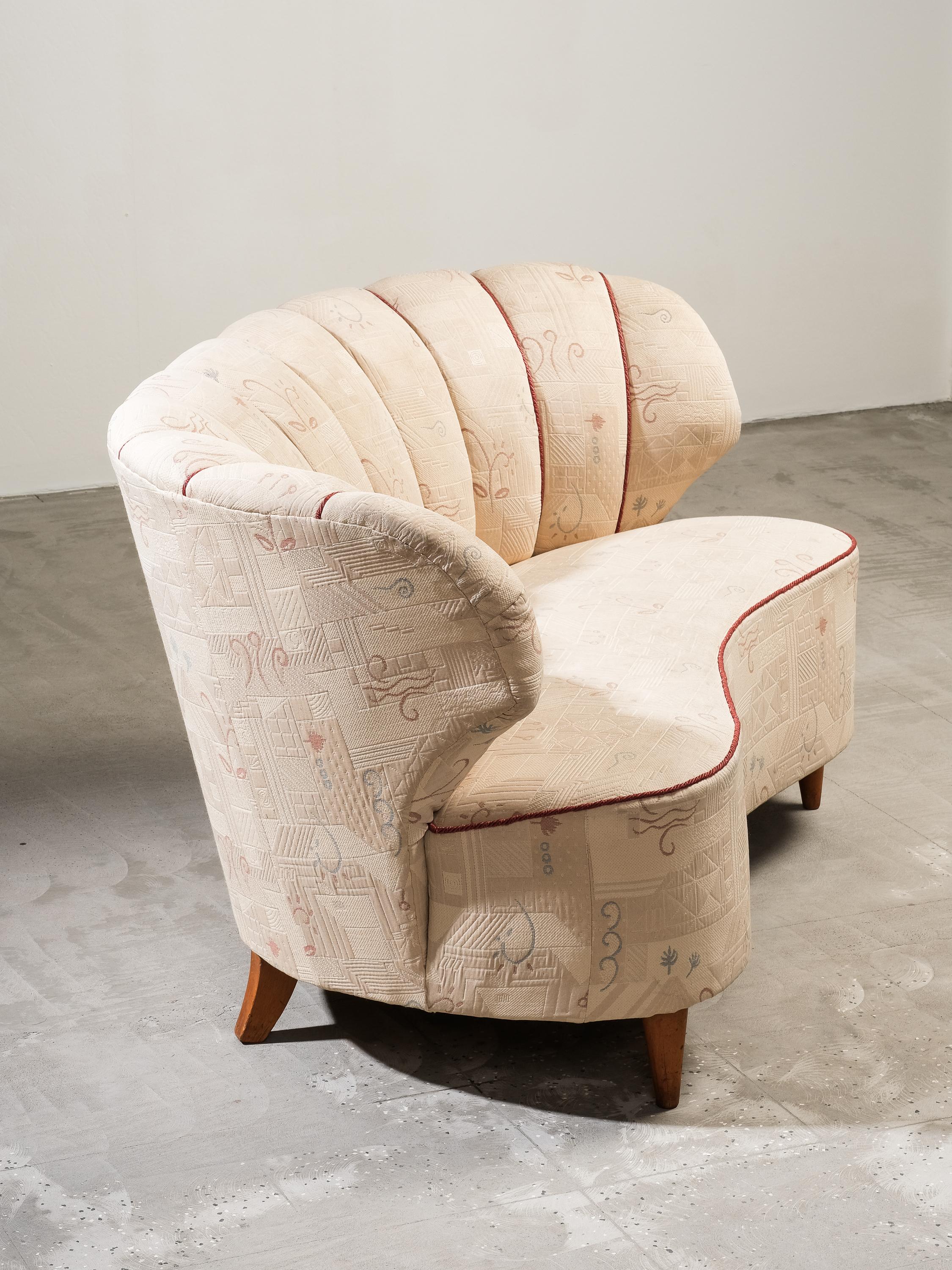 Mid-Century Curved Sofa by Carl-Johan Boman for Boman Oy, Finland, 1940s Finlandés en venta