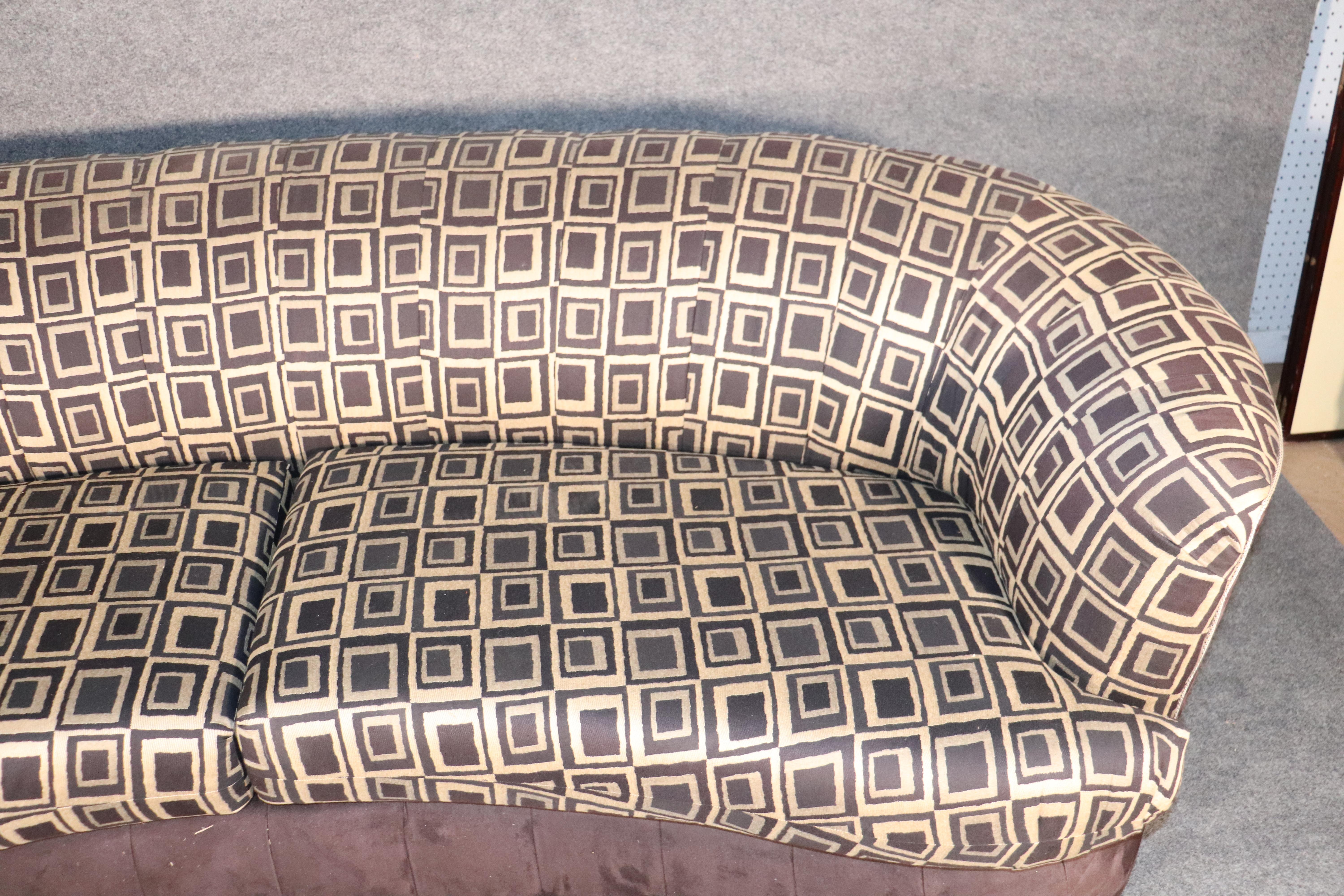 Geschwungenes Sofa aus der Jahrhundertmitte im Zustand „Gut“ im Angebot in Brooklyn, NY