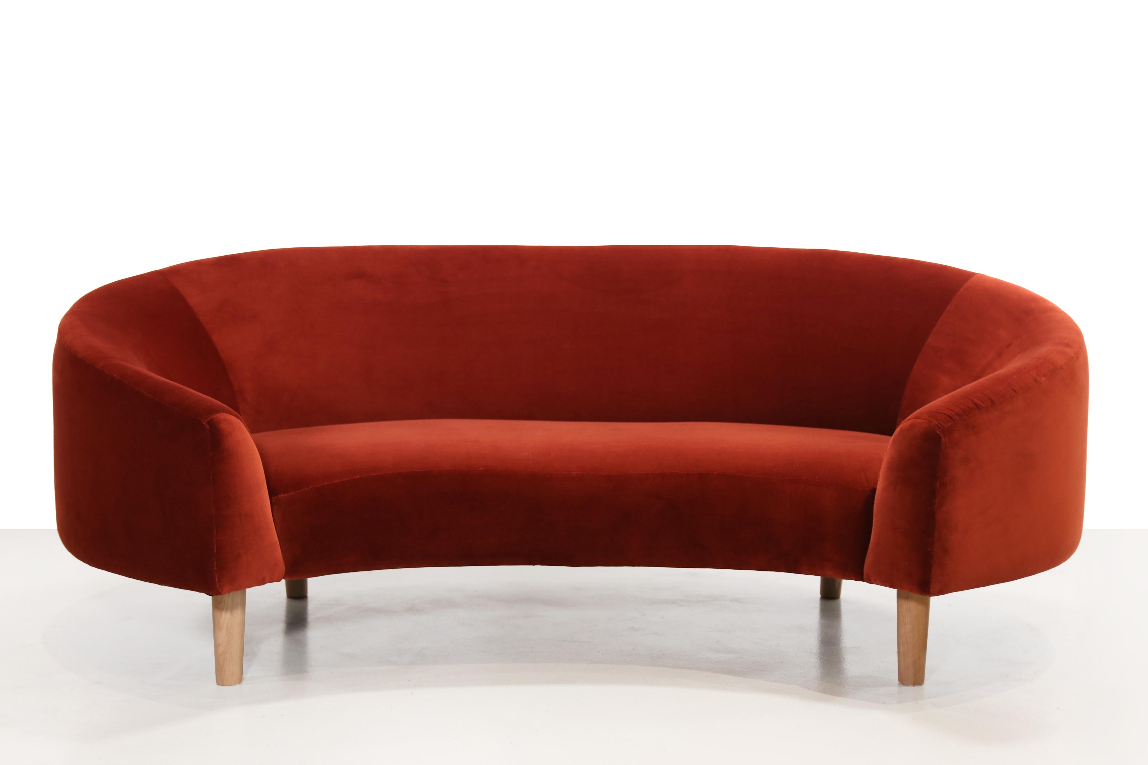 This unique vintage bench brings elegance to your interior with its beautiful round shapes. It is not only a piece of seating furniture, but also a work of art in itself. The curved shape reminds us a bit of a croissant or a crescent moon. This