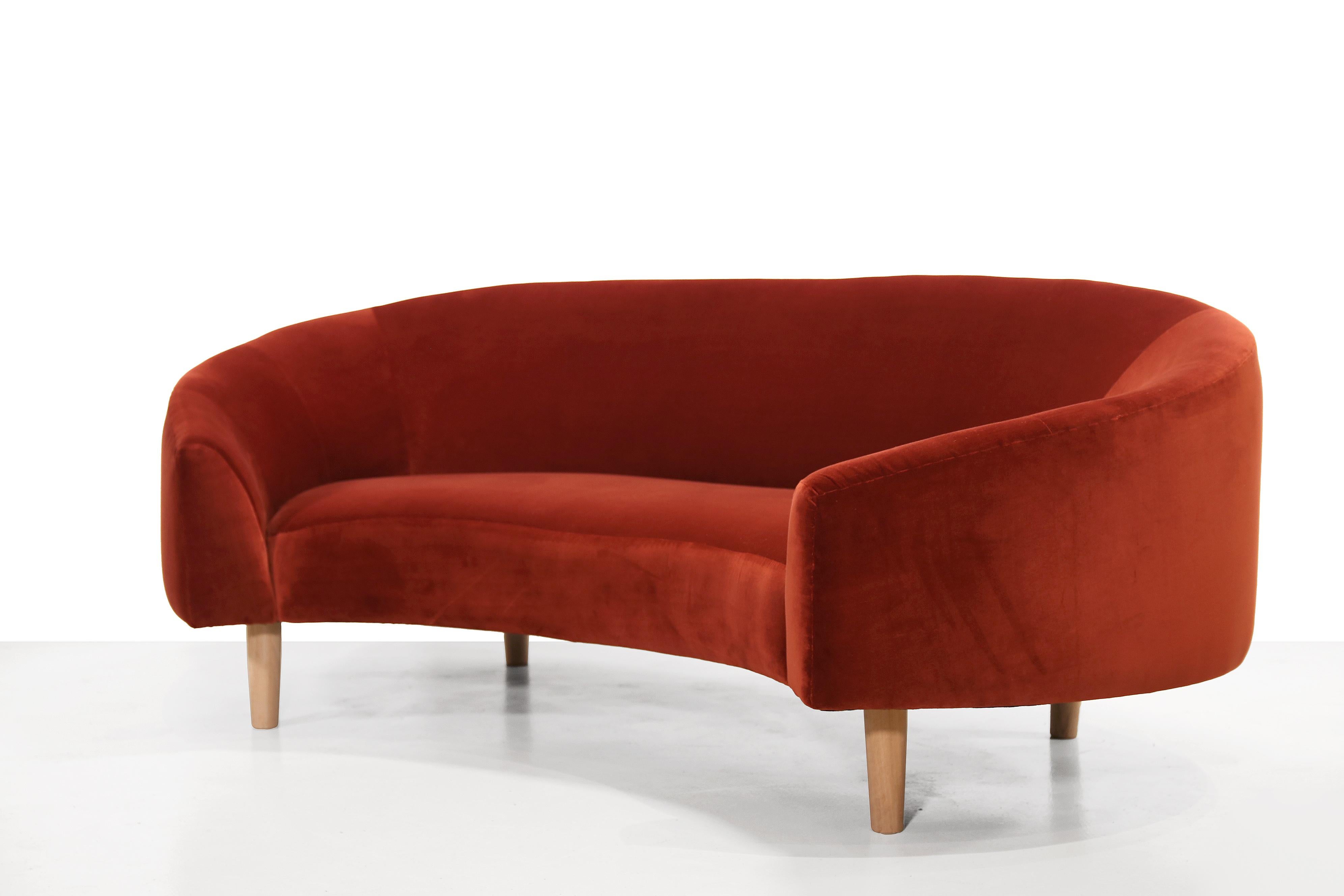 Scandinavian Mid century curved sofa in red velvet and oak For Sale