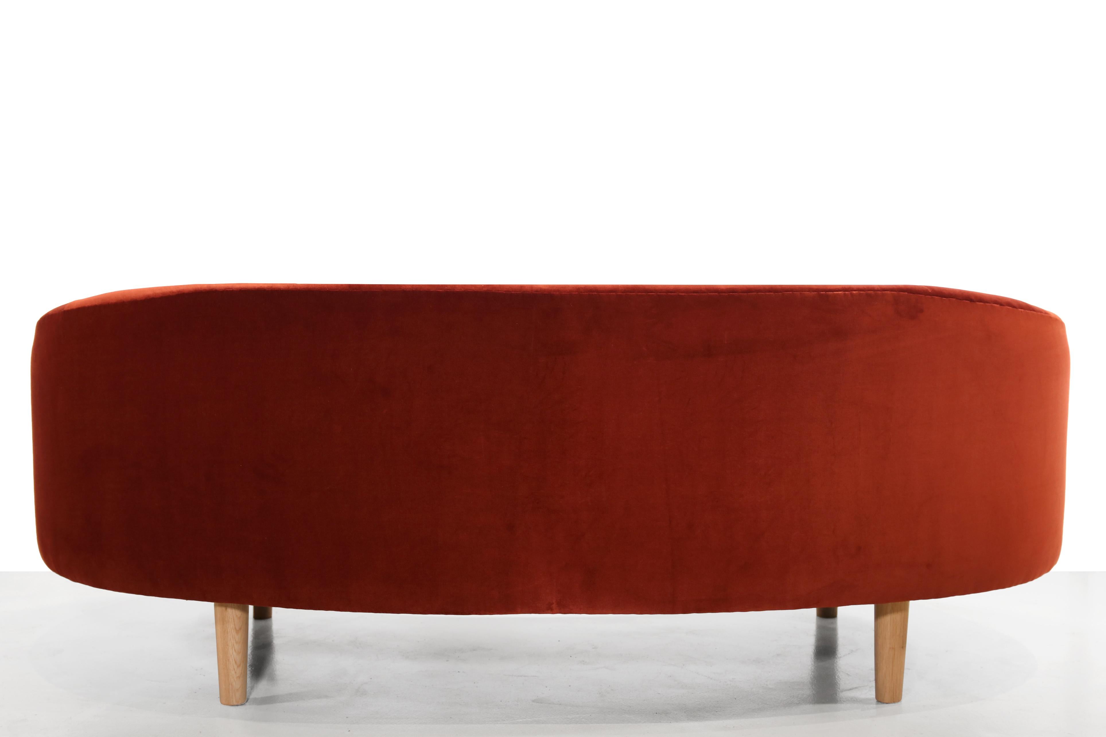 Mid century curved sofa in red velvet and oak In Good Condition For Sale In Amsterdam, Noord Holland