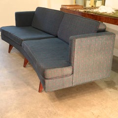 Gebogenes Sofa aus der Mitte des Jahrhunderts im Stil von Edward Wormley zur Neupolsterung