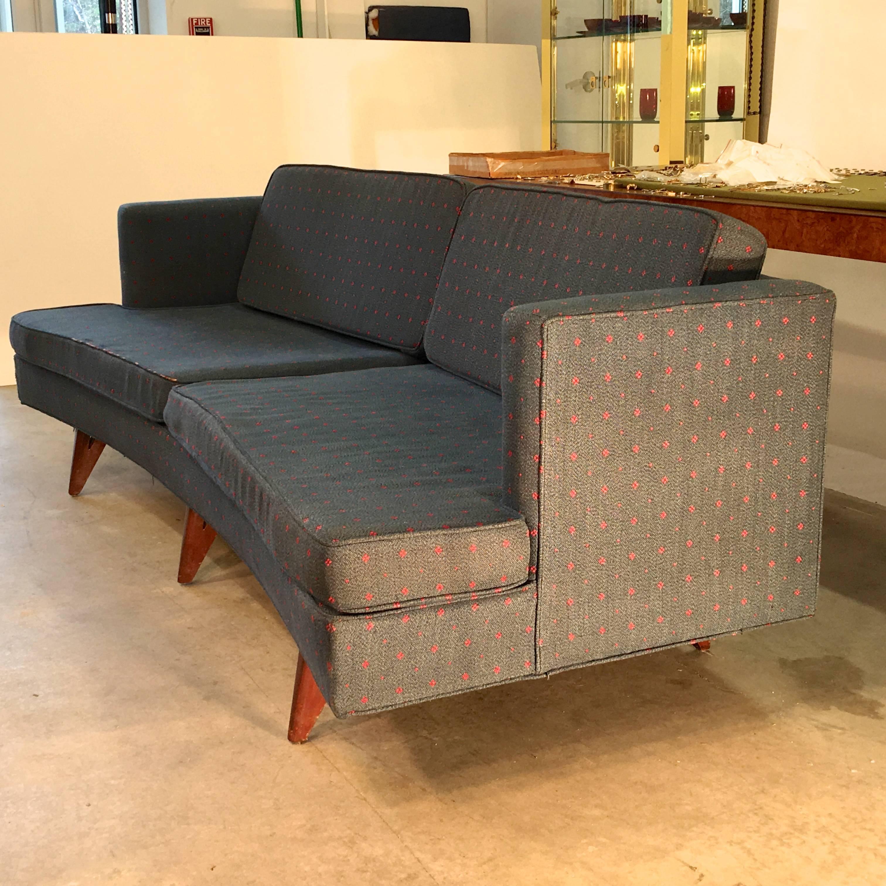 Gebogenes Sofa aus der Mitte des Jahrhunderts im Stil von Edward Wormley für die Neupolsterung (Moderne der Mitte des Jahrhunderts) im Angebot