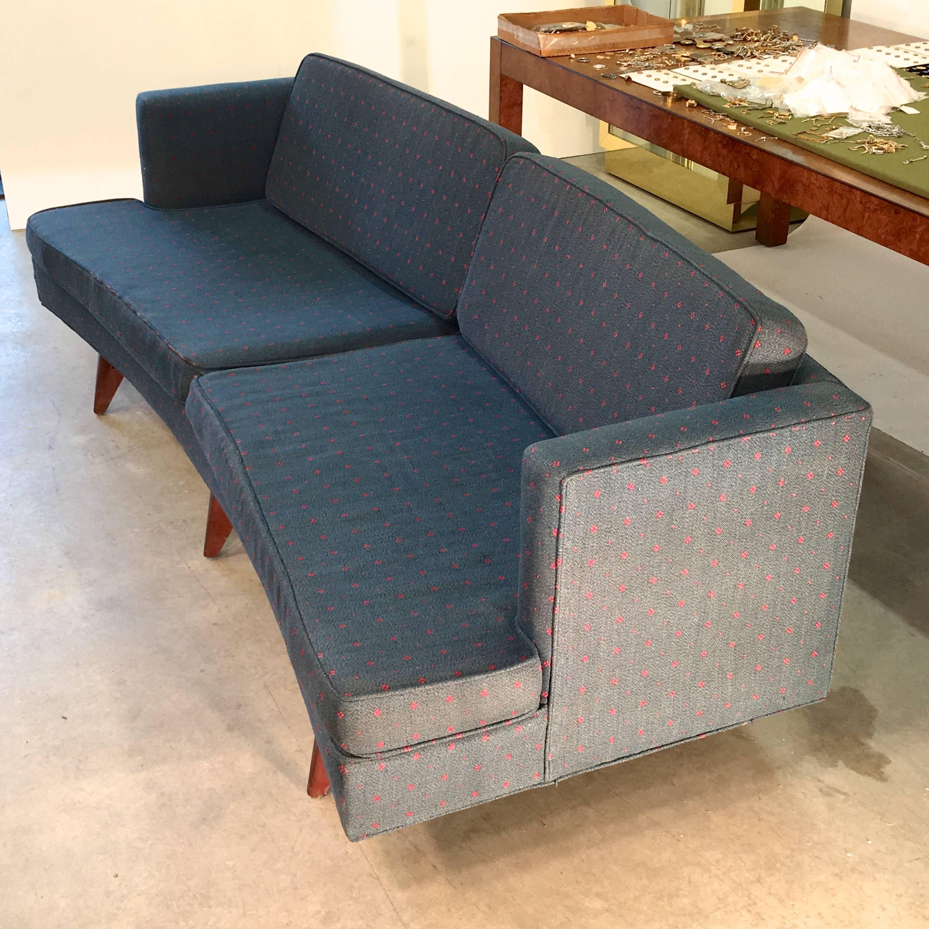 Gebogenes Sofa aus der Mitte des Jahrhunderts im Stil von Edward Wormley für die Neupolsterung (amerikanisch) im Angebot