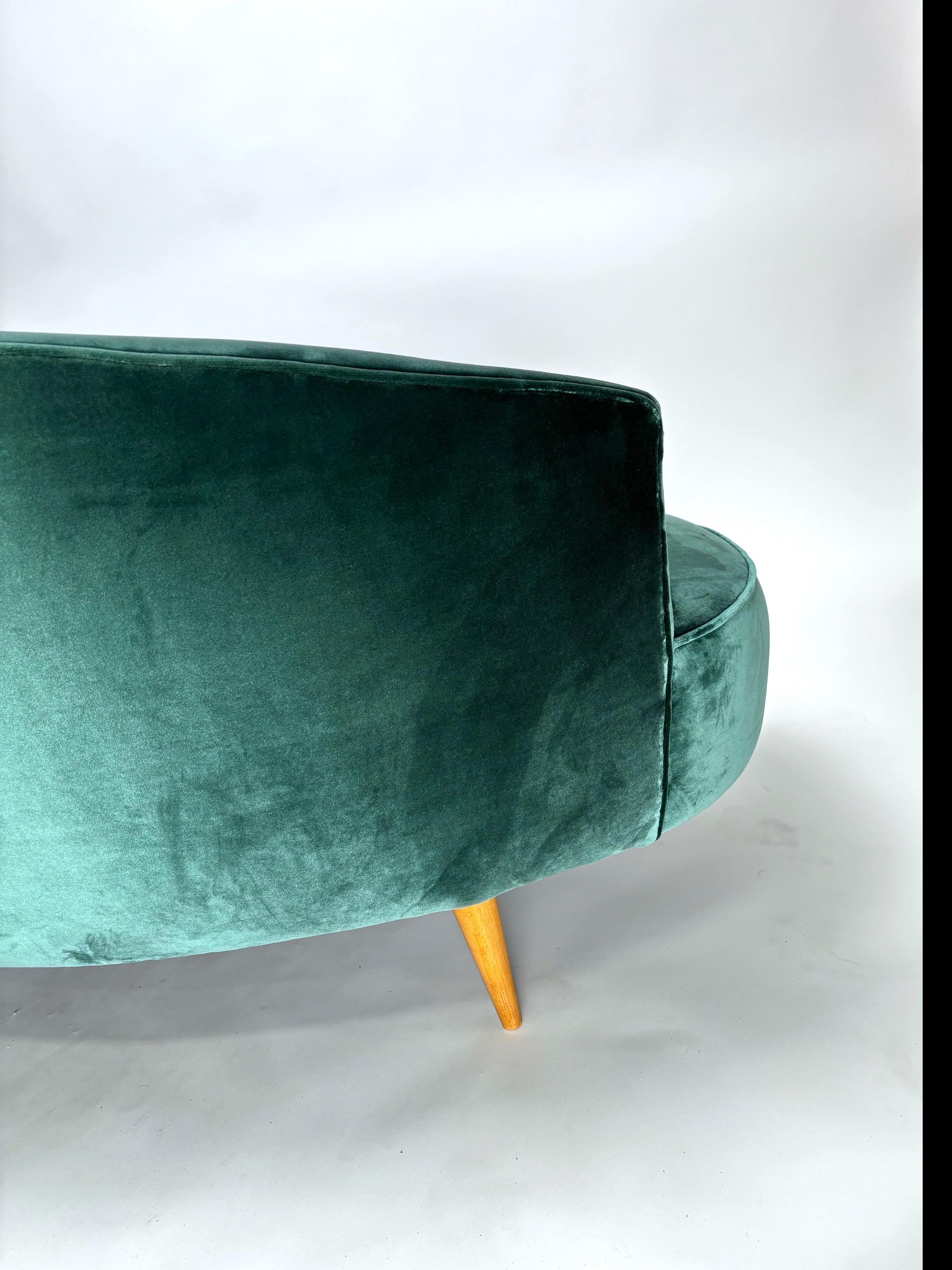 Mid-century curved sofa in the style of Federico Munari (Dedar fabric), Italy en vente 3