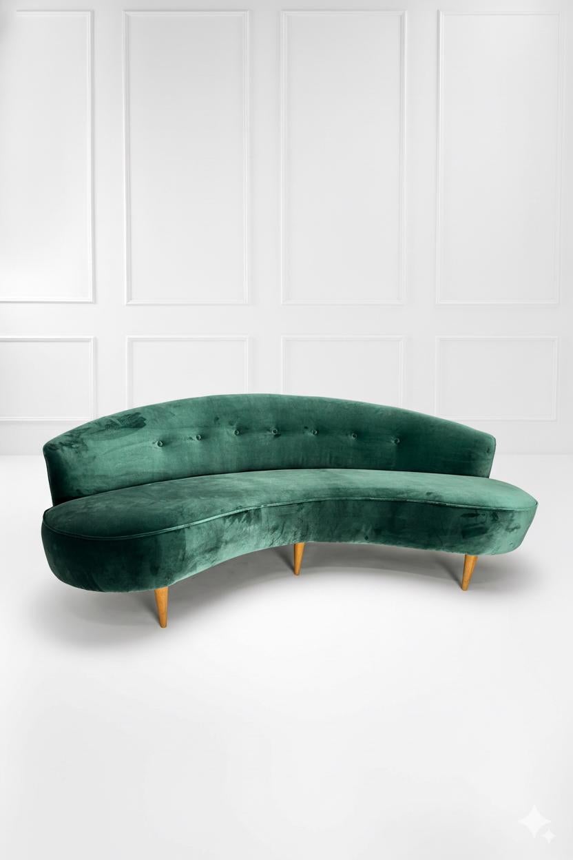 This mid-century Italian sofa stands out for its harmonious elegance. Its curved silhouette, in keeping with Munari's style, characterized by a continuous, fluid line, evokes a sense of dynamism and modernity, typical of 1950s design. The structure