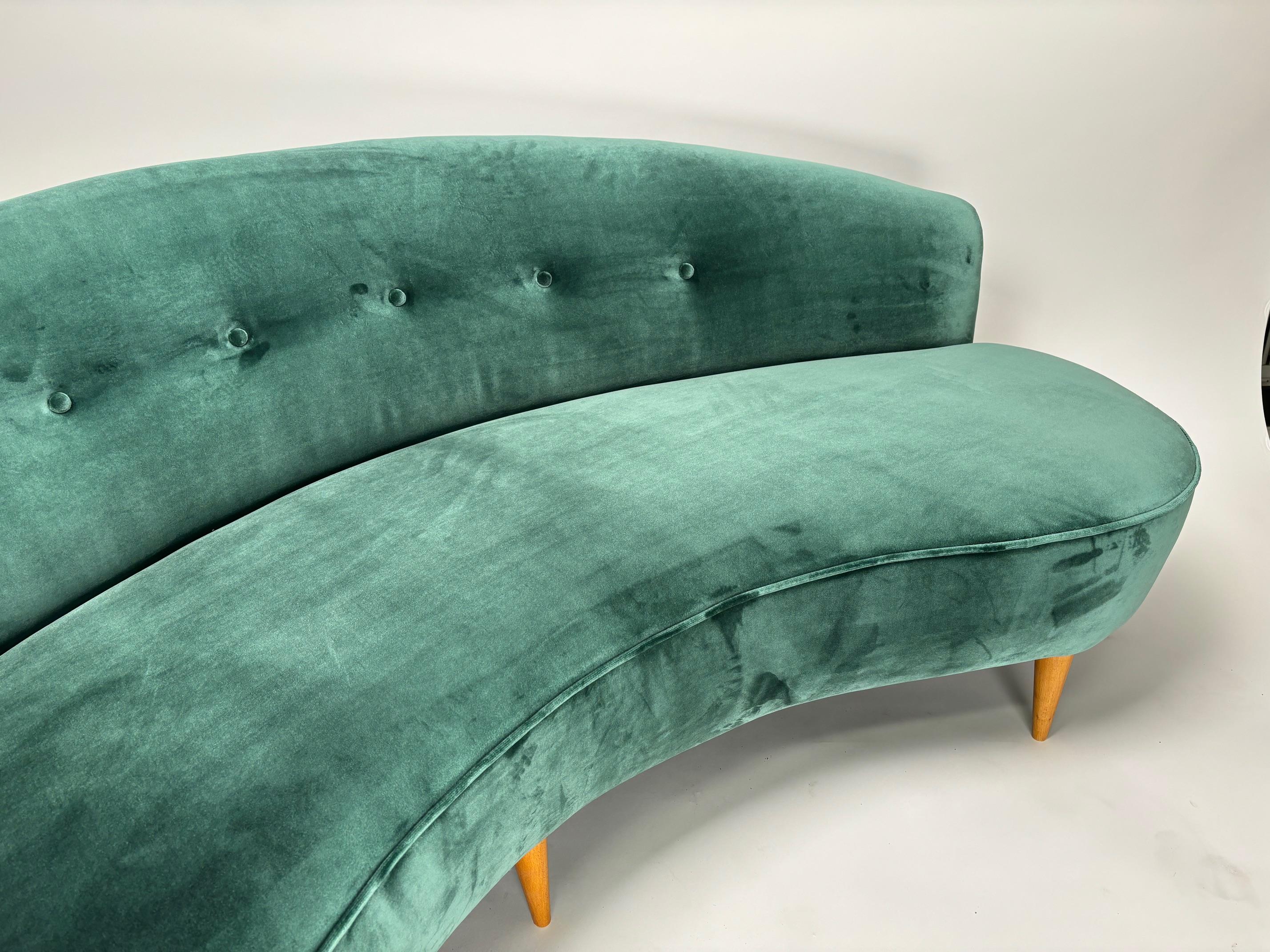 Milieu du XXe siècle Mid-century curved sofa in the style of Federico Munari (Dedar fabric), Italy en vente
