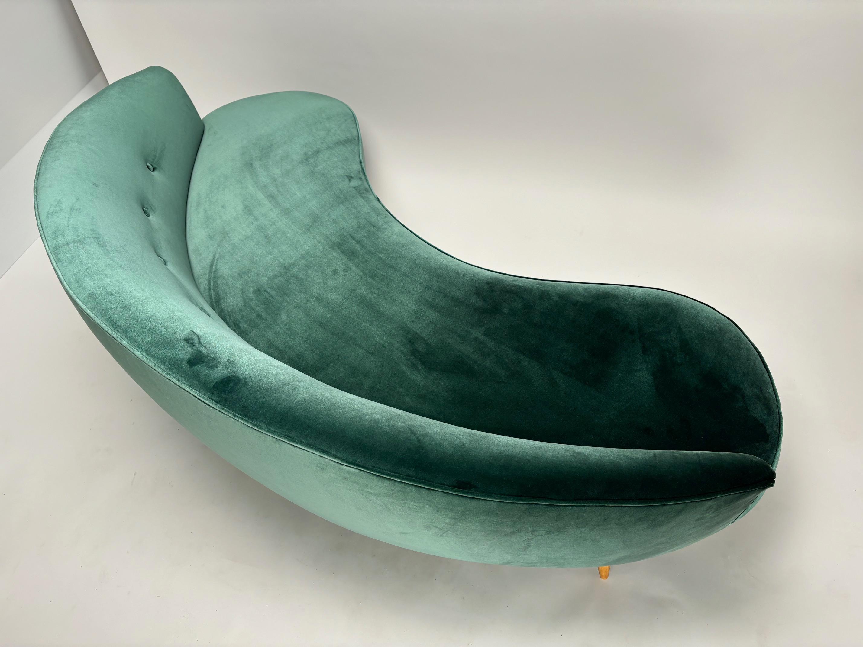 Velours Mid-century curved sofa in the style of Federico Munari (Dedar fabric), Italy en vente