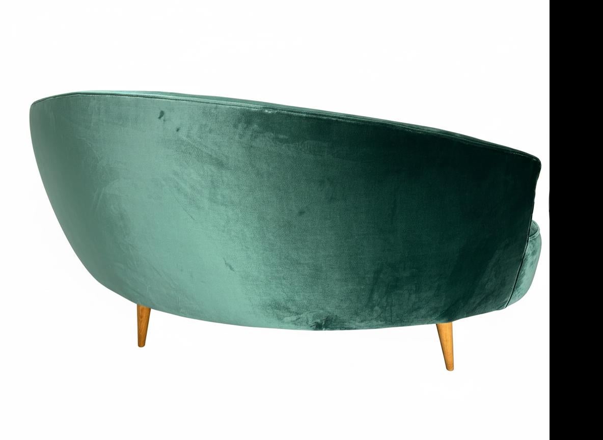 Mid-century curved sofa in the style of Federico Munari (Dedar fabric), Italy en vente 2