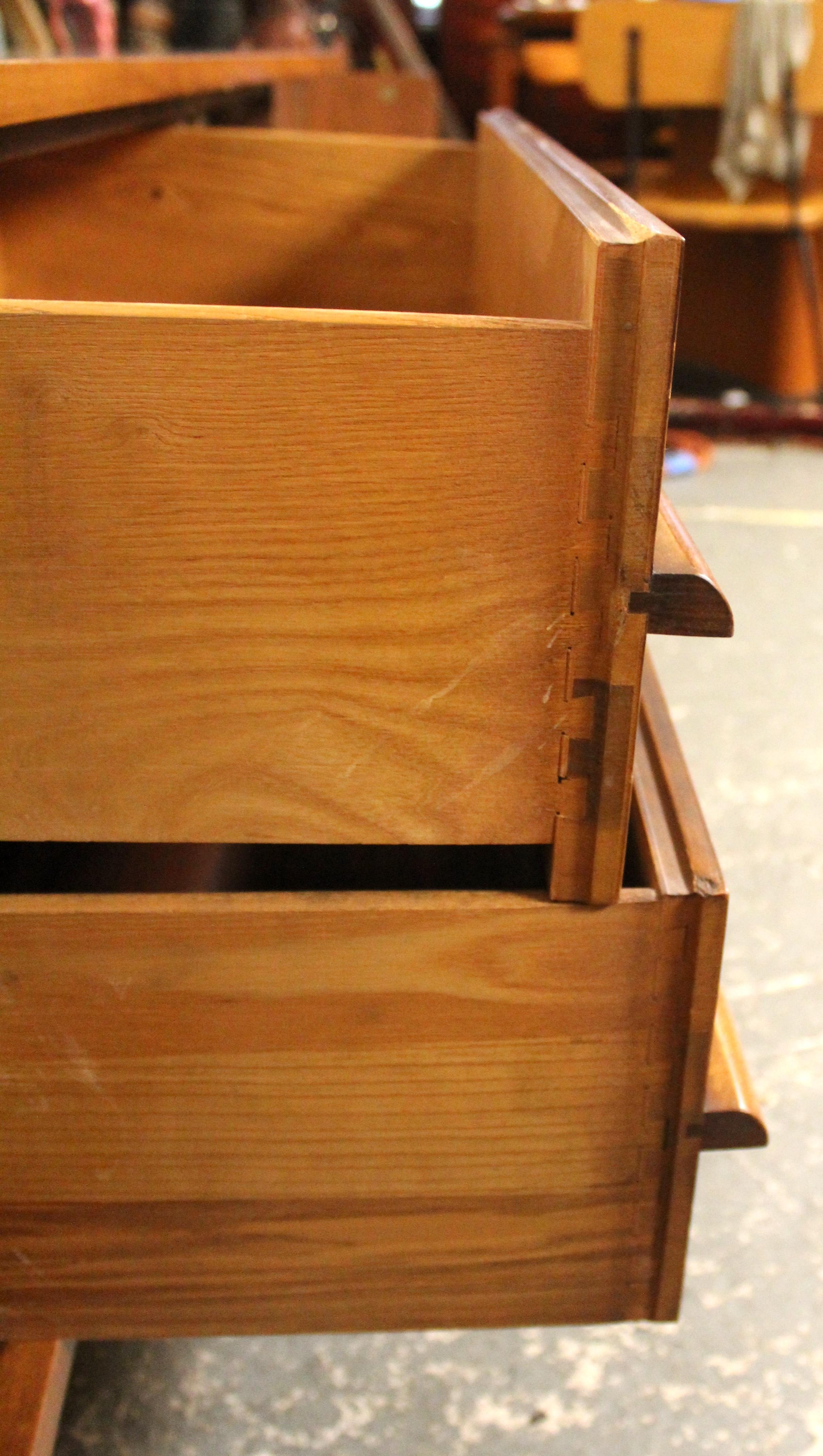 Mid-Century Curved Walnut Credenza by Young Manufacturing For Sale 5