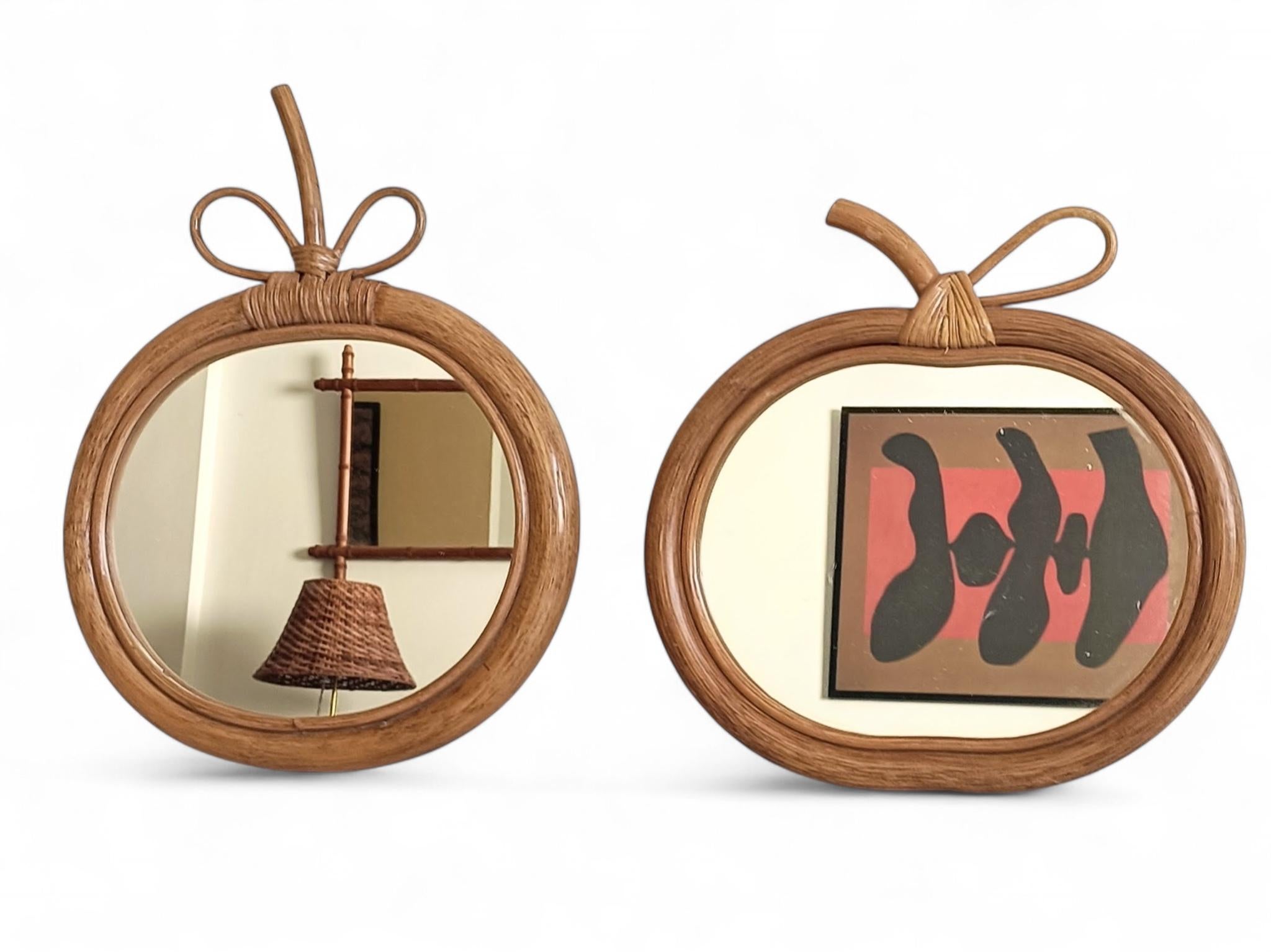 Coppia di specchi a forma di mela in Wood e Rattan di metà secolo, Francia, anni '60 in vendita 7