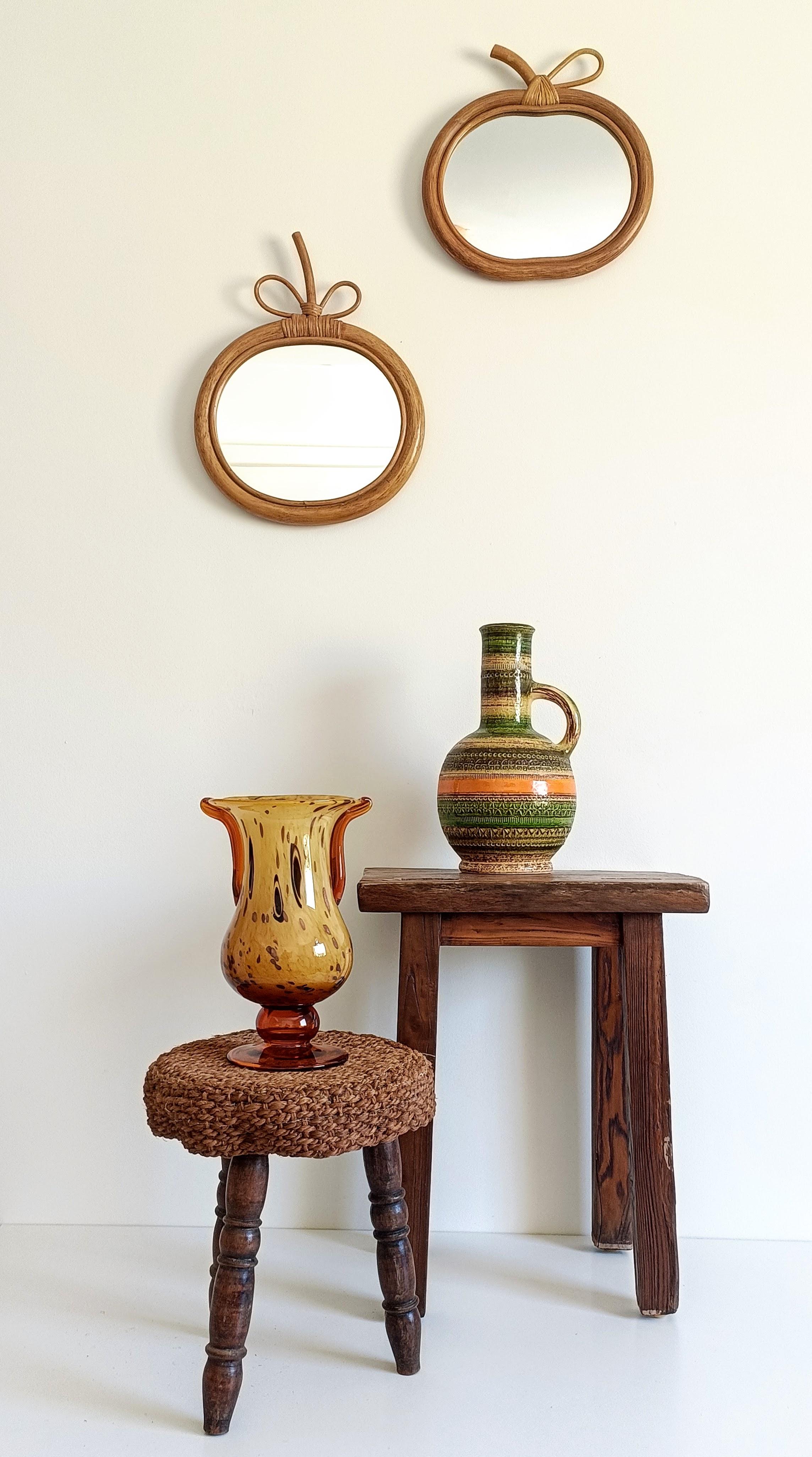 Coppia di specchi francesi a forma di mela in bengala e rattan, anni '60

Un'incantevole coppia di specchi in legno curvato e rattan, ciascuno a forma di mela. Realizzati a mano in Francia intorno agli anni '60, riflettono l'eleganza rilassata della